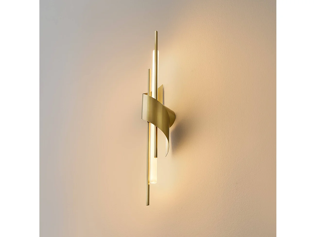 Applique LED dorée minimaliste et longiligne 18W - Zénaïa