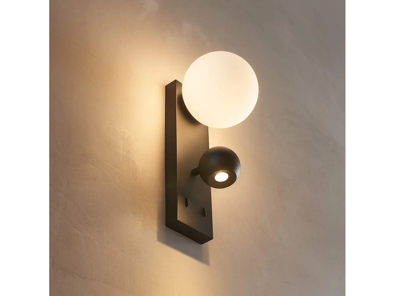 Applique LED noire double éclairage liseuse et verre blanc - Avelysa