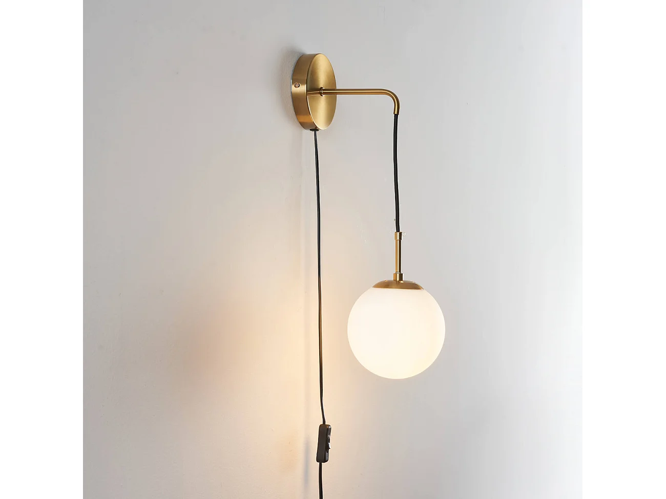 Applique laiton verre blanc avec câble et interrupteur - Robyn