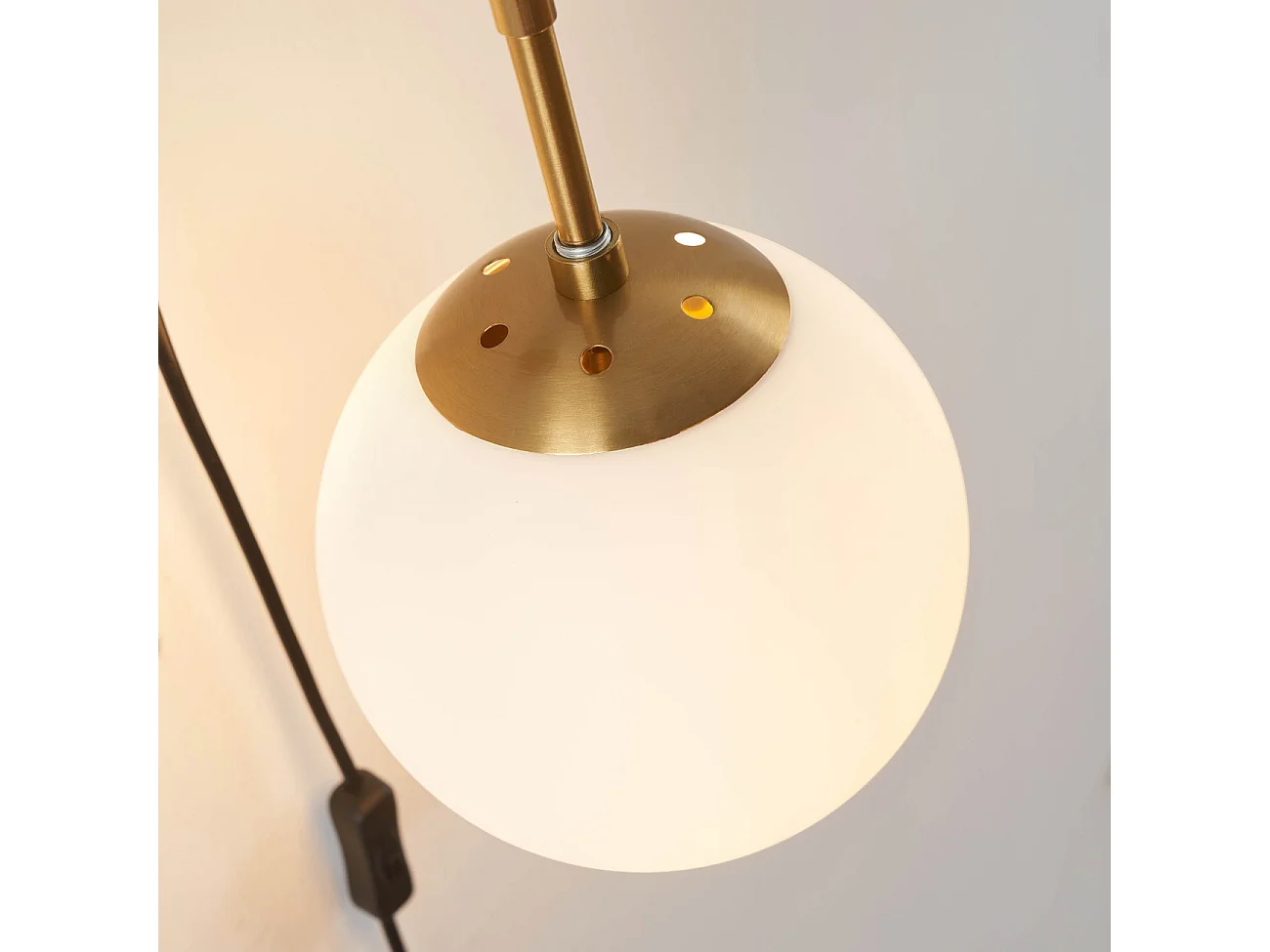 Applique laiton verre blanc avec câble et interrupteur - Robyn