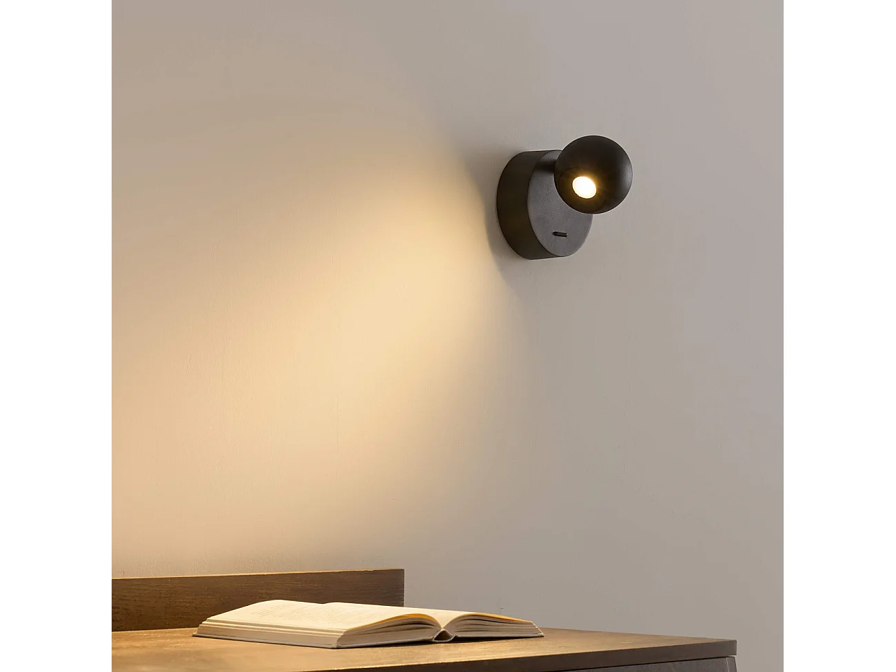 Liseuse noire discrète au design épuré LED intégrée - Loën