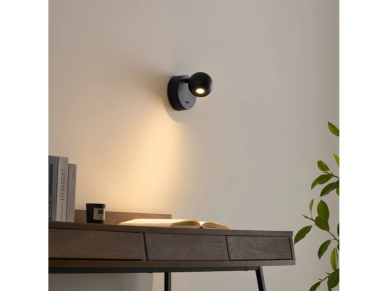 Liseuse noire discrète au design épuré LED intégrée - Loën