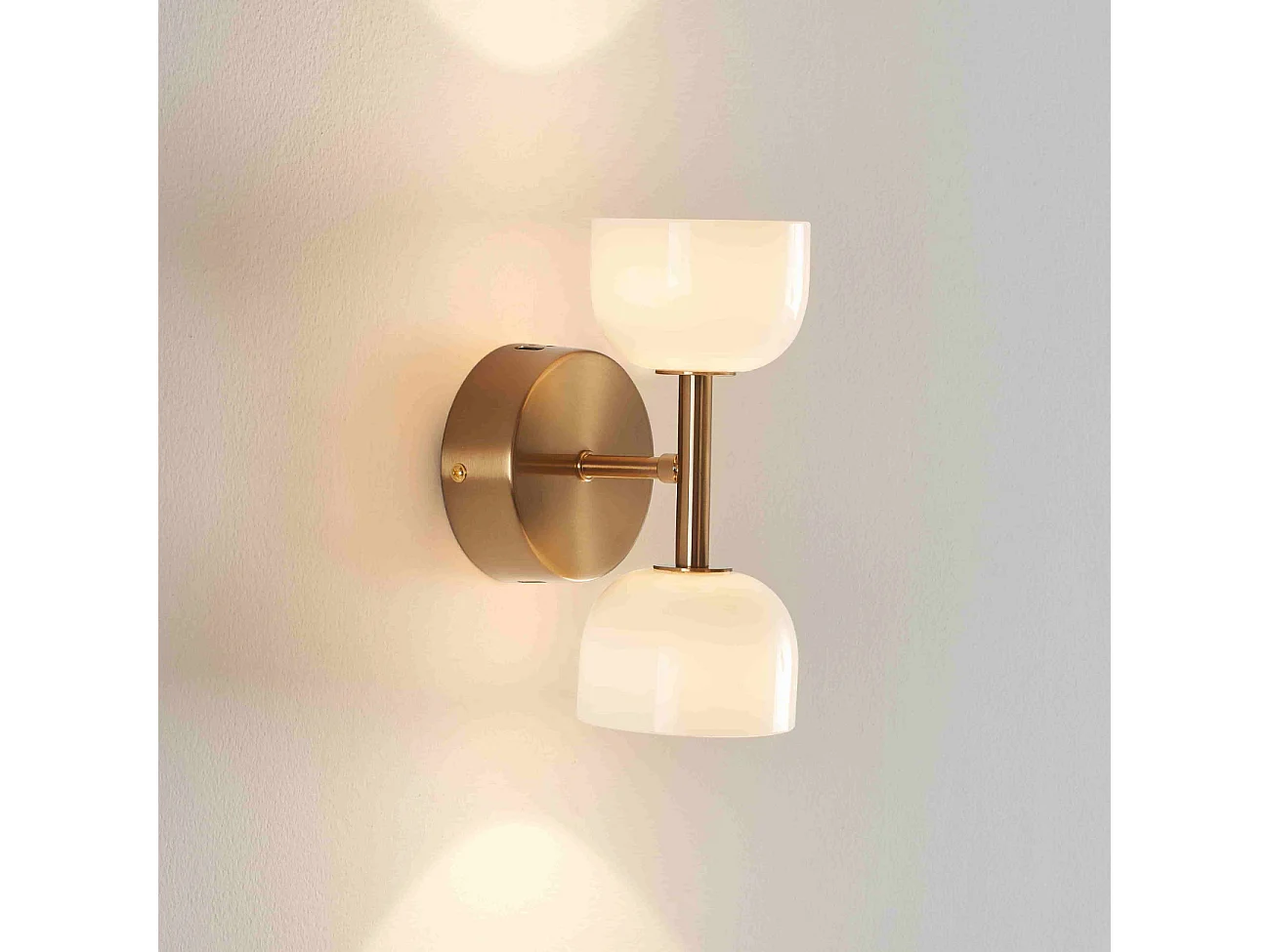Applique LED laiton à deux globes opalins en verre - Nysséa