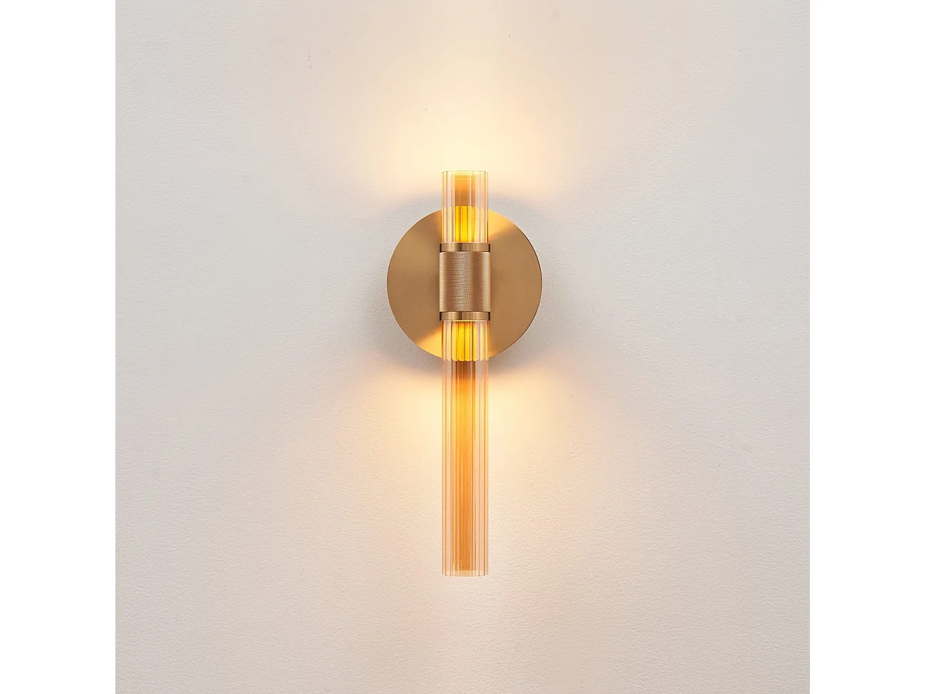Applique cylindrique finition laiton art déco verre ambré - Cyllia