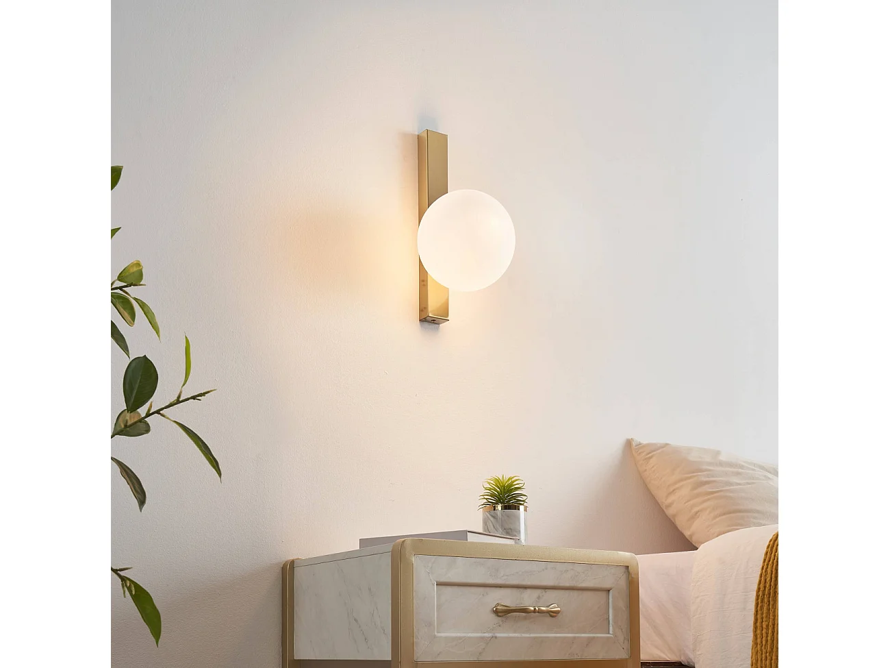 Applique moderne boule en verre et socle fin laiton - Noava