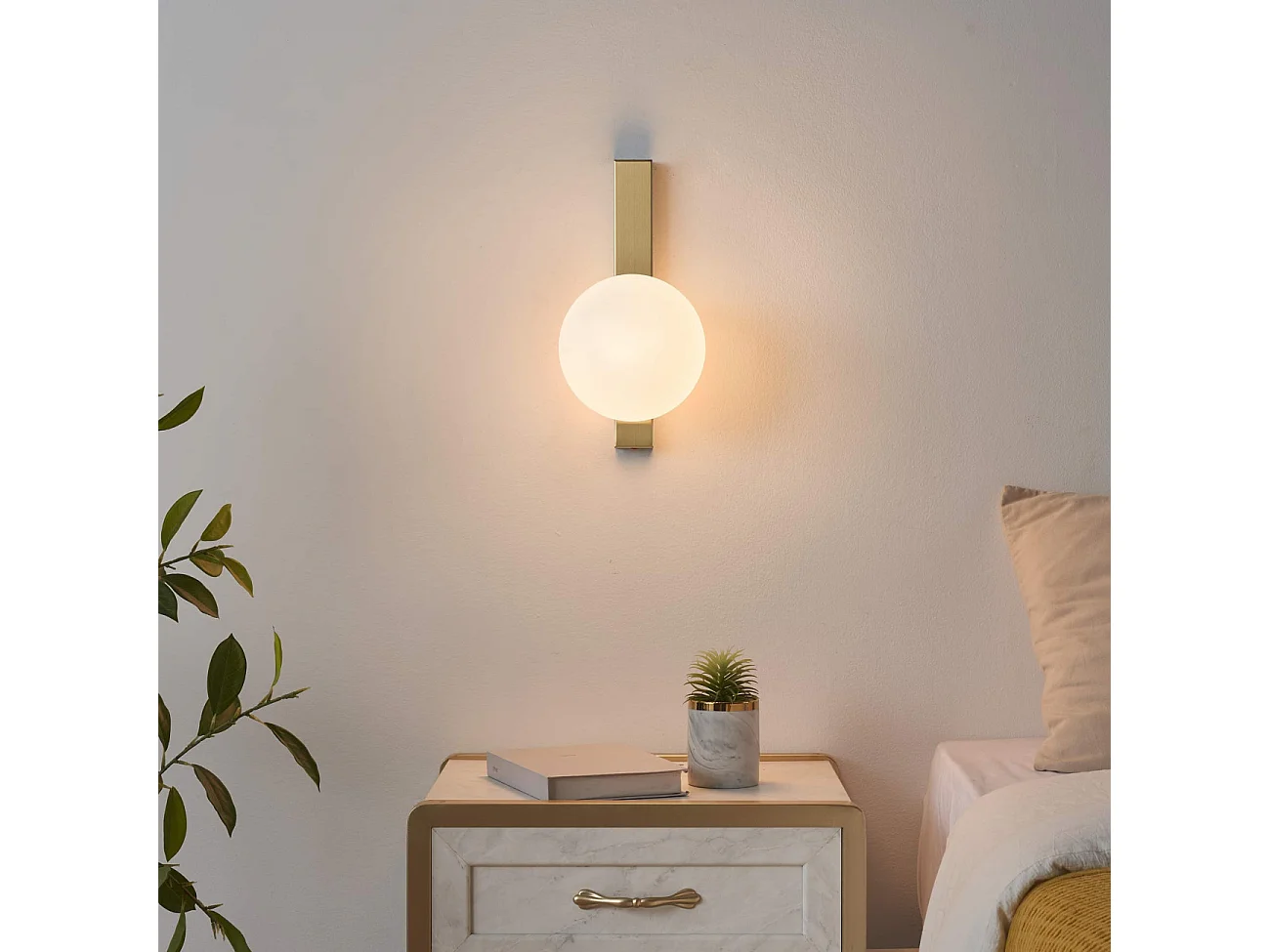 Applique moderne boule en verre et socle fin laiton - Noava
