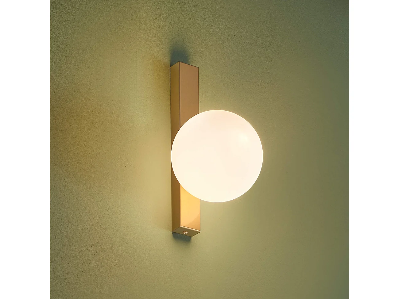 Applique moderne boule en verre et socle fin laiton - Noava