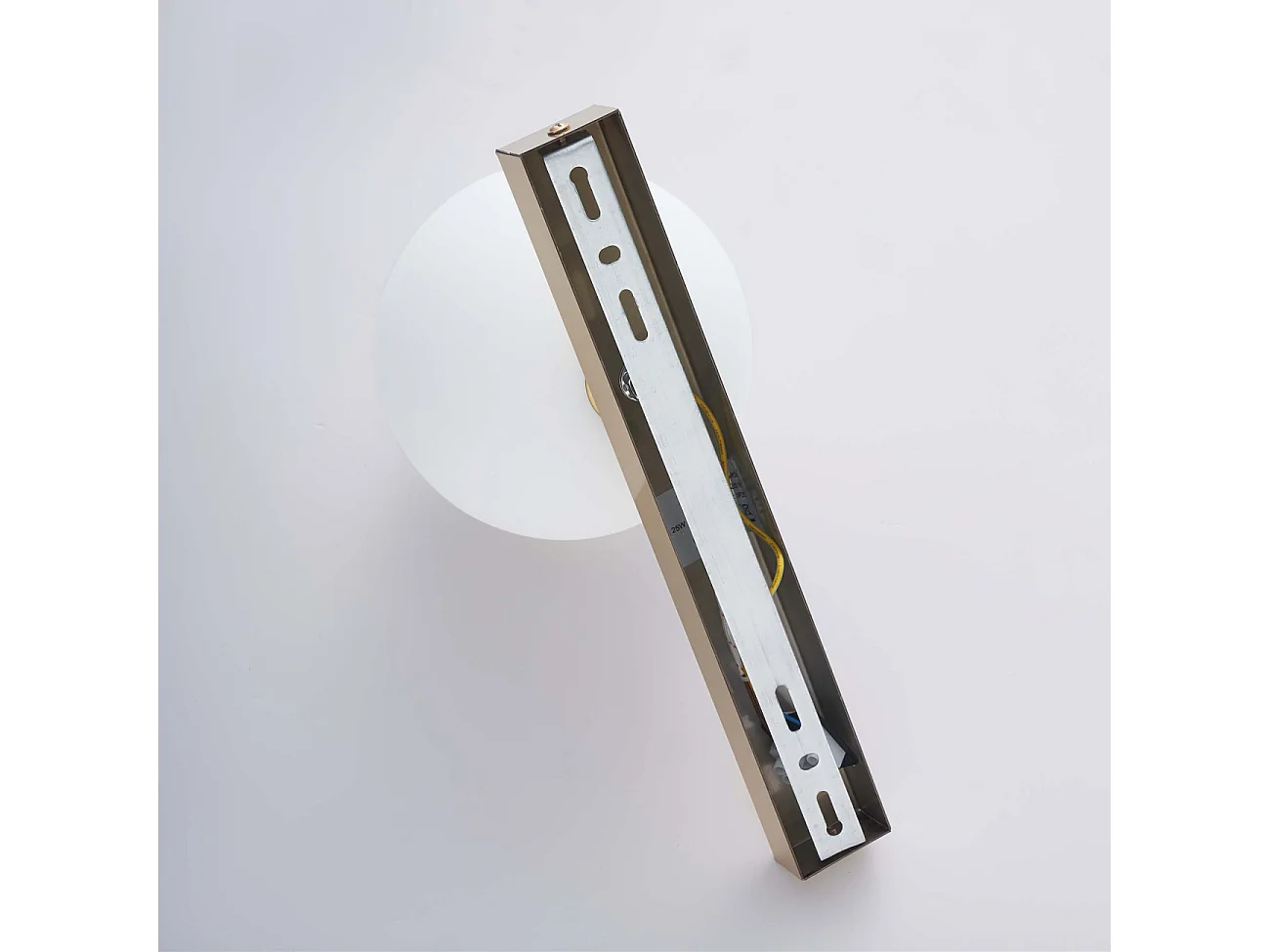 Applique moderne boule en verre et socle fin laiton - Noava