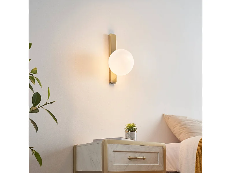 Applique moderne boule en verre et socle fin laiton - Noava