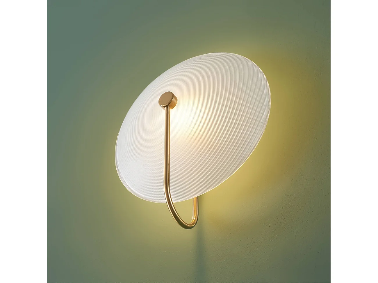 Applique murale ronde en verre opale avec base dorée élégante - Esmée