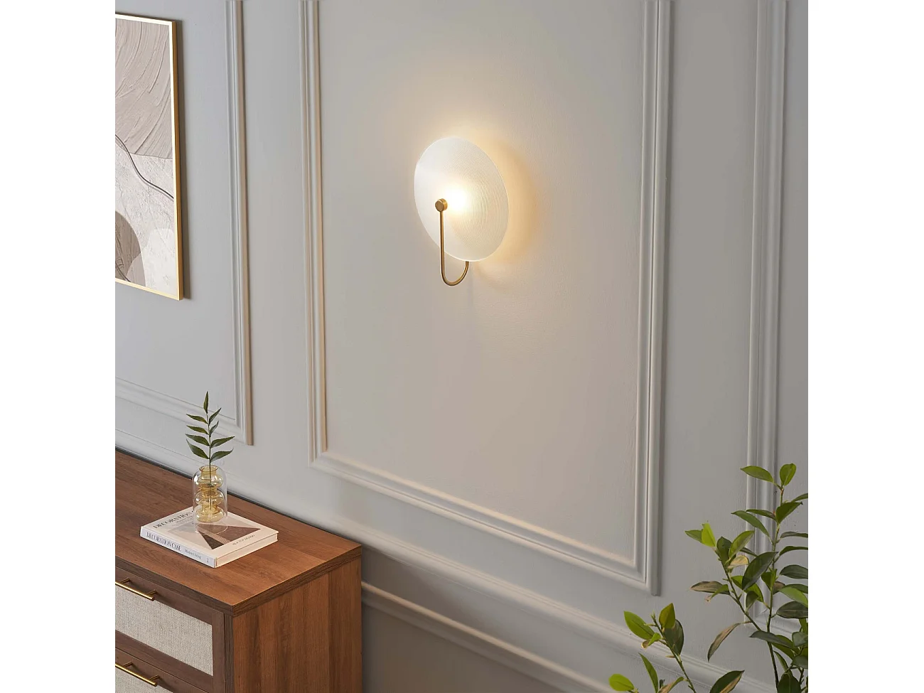 Applique murale ronde en verre opale avec base dorée élégante - Esmée