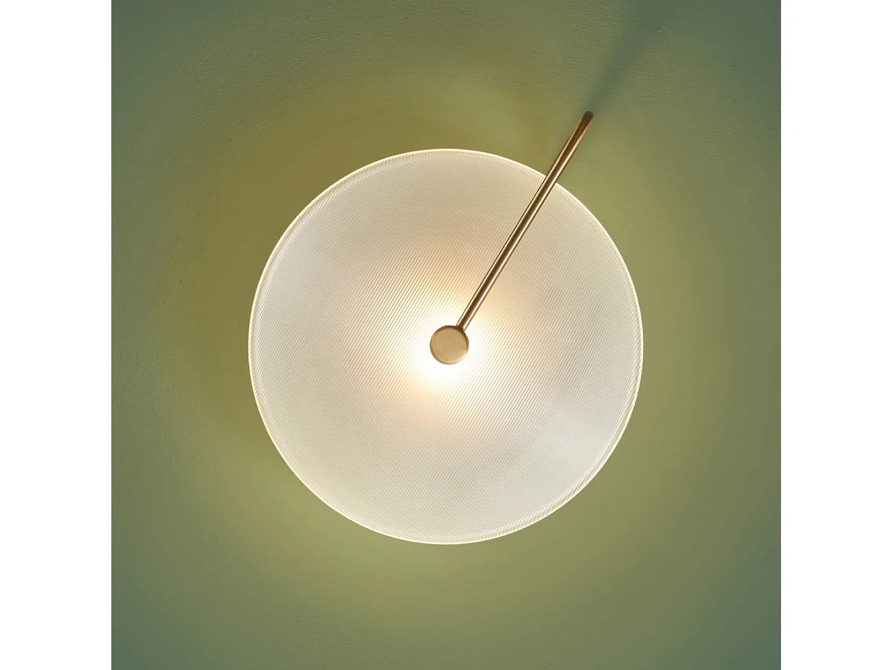 Applique murale ronde en verre opale avec base dorée élégante - Esmée