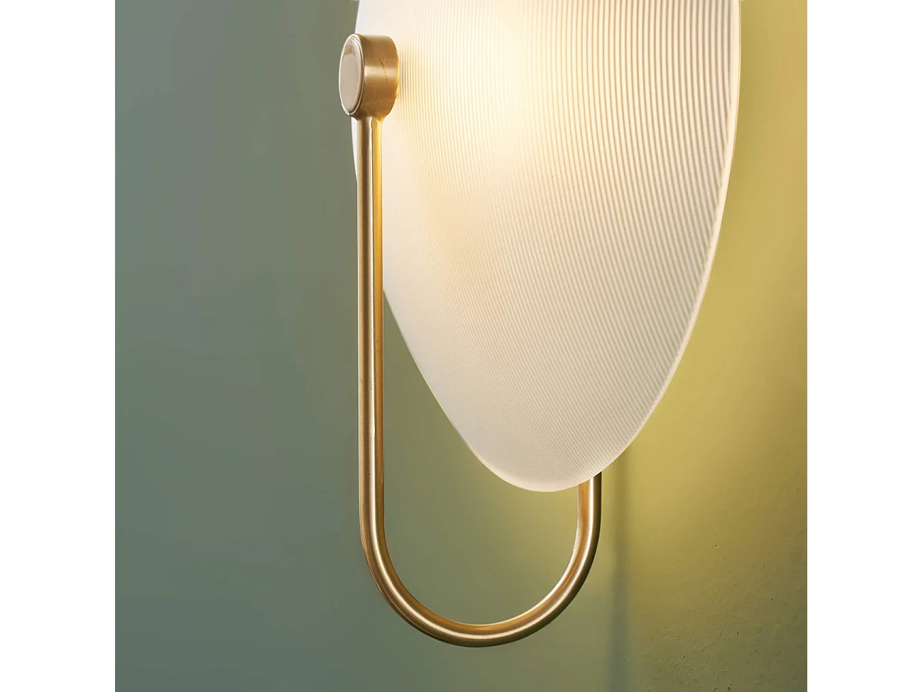 Applique murale ronde en verre opale avec base dorée élégante - Esmée