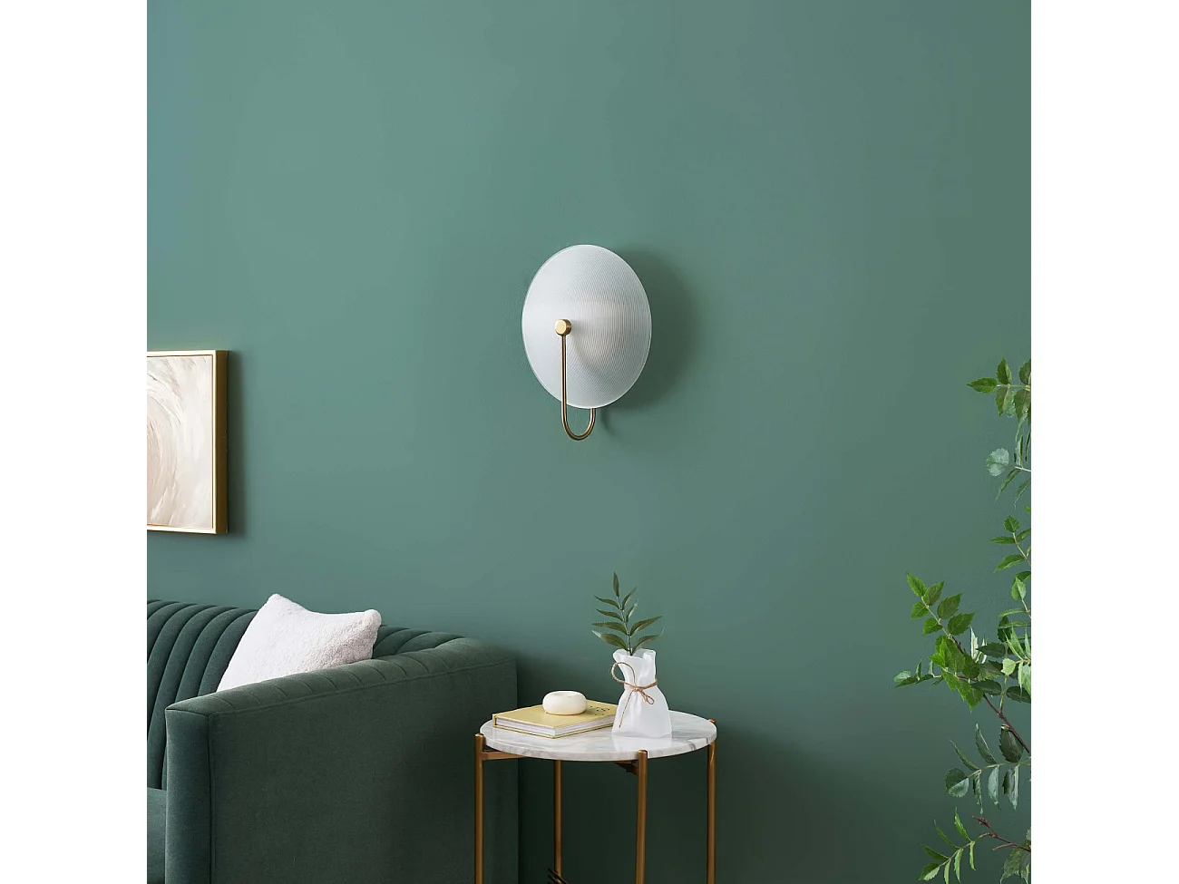 Applique murale ronde en verre opale avec base dorée élégante - Esmée