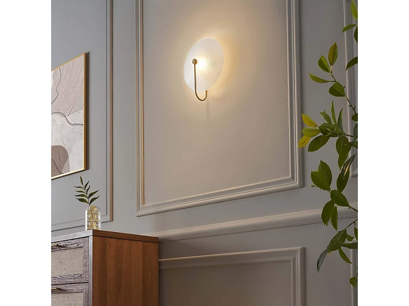 Applique murale ronde en verre opale avec base dorée élégante - Esmée