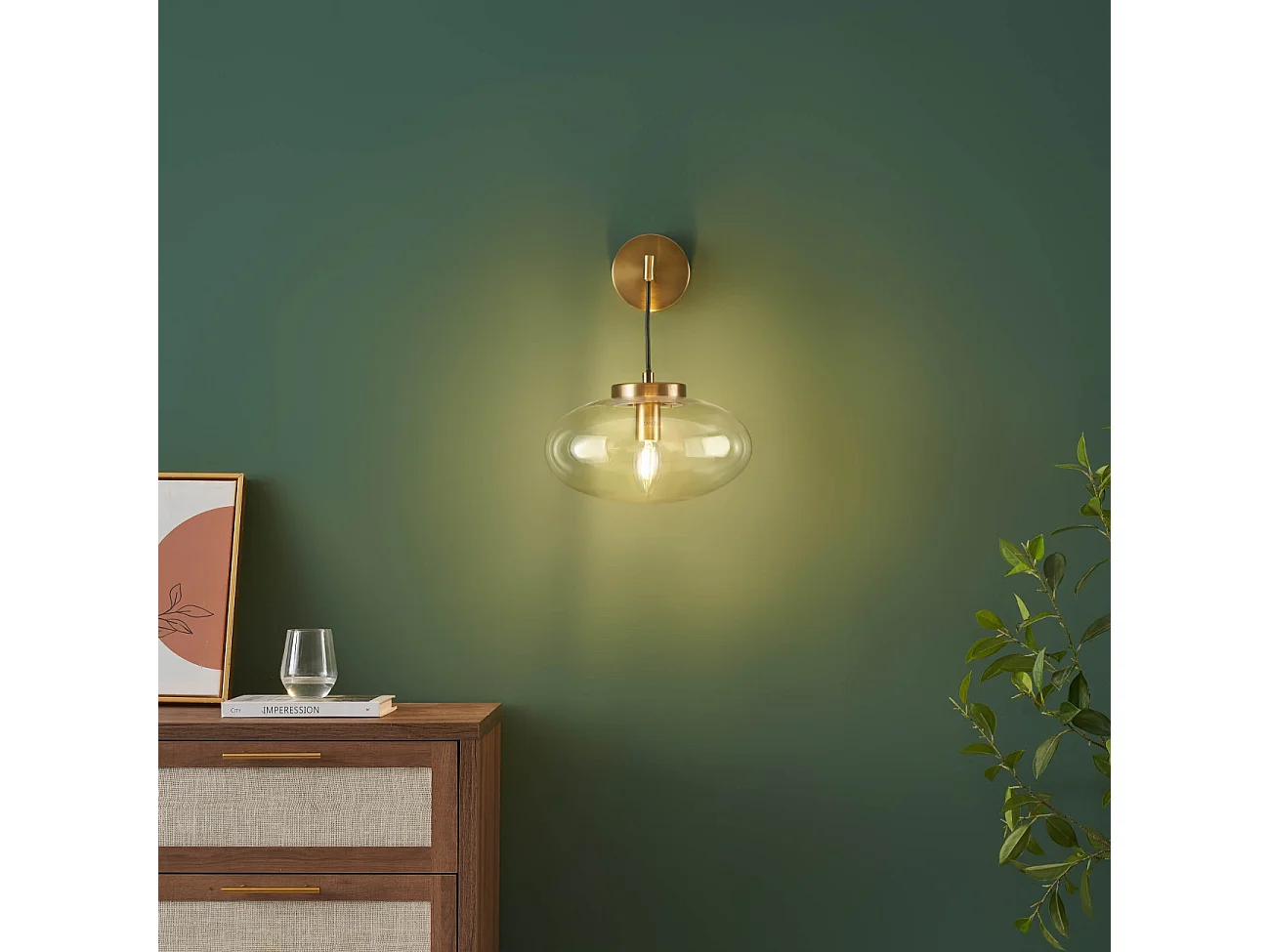 Applique murale dorée avec globe en verre soufflé suspendu - Milenzo