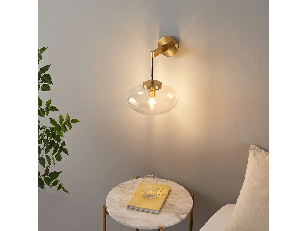 Applique murale dorée avec globe en verre soufflé suspendu - Milenzo