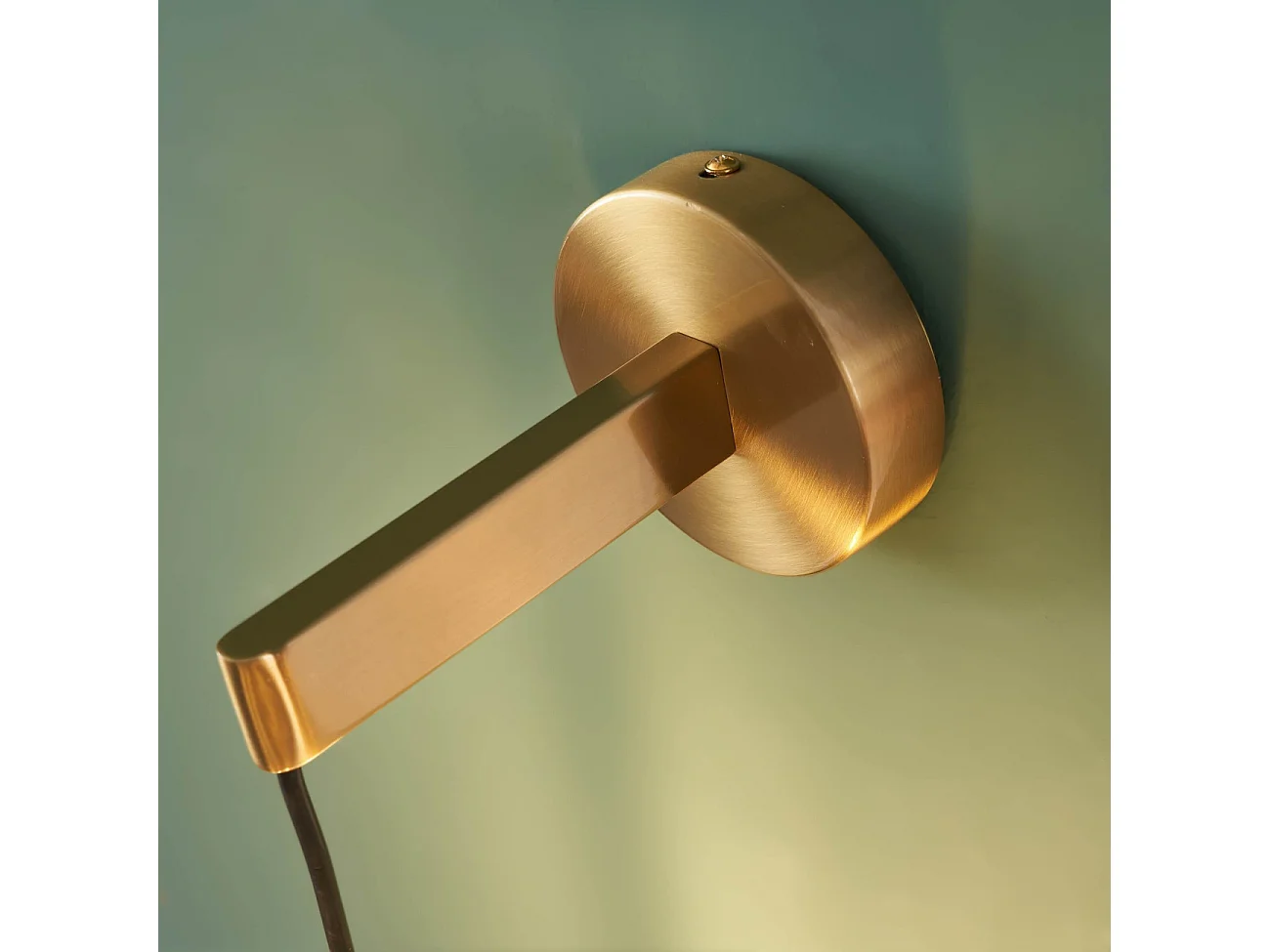 Applique murale dorée avec globe en verre soufflé suspendu - Milenzo