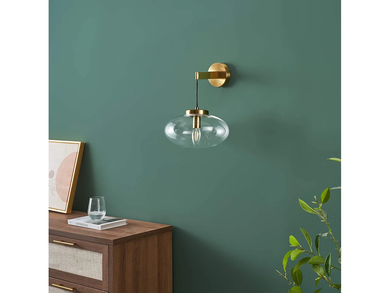 Applique murale dorée avec globe en verre soufflé suspendu - Milenzo