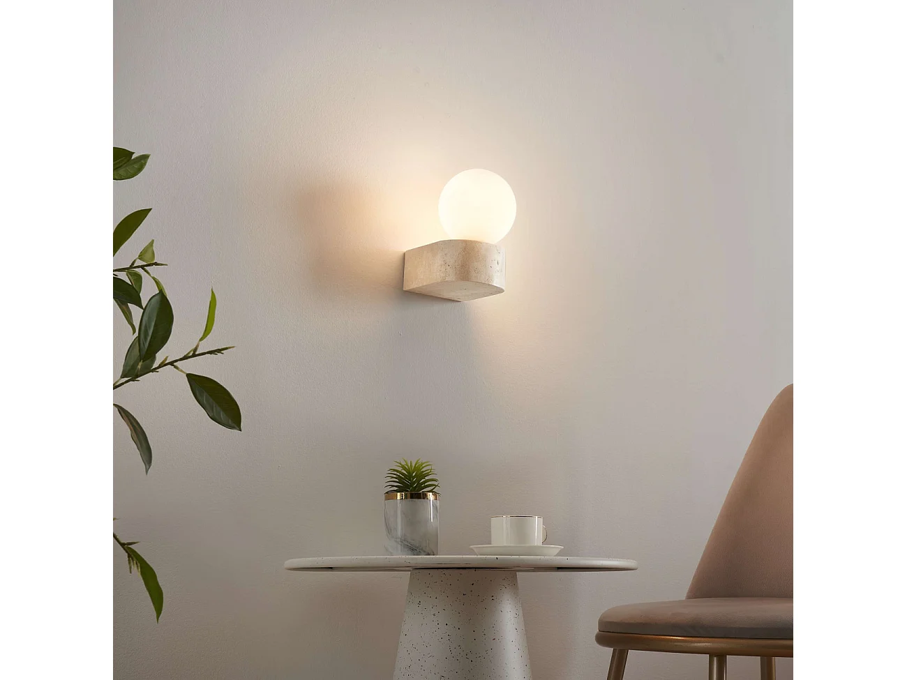 Applique murale sphérique en verre blanc sur socle en pierre - Oriane