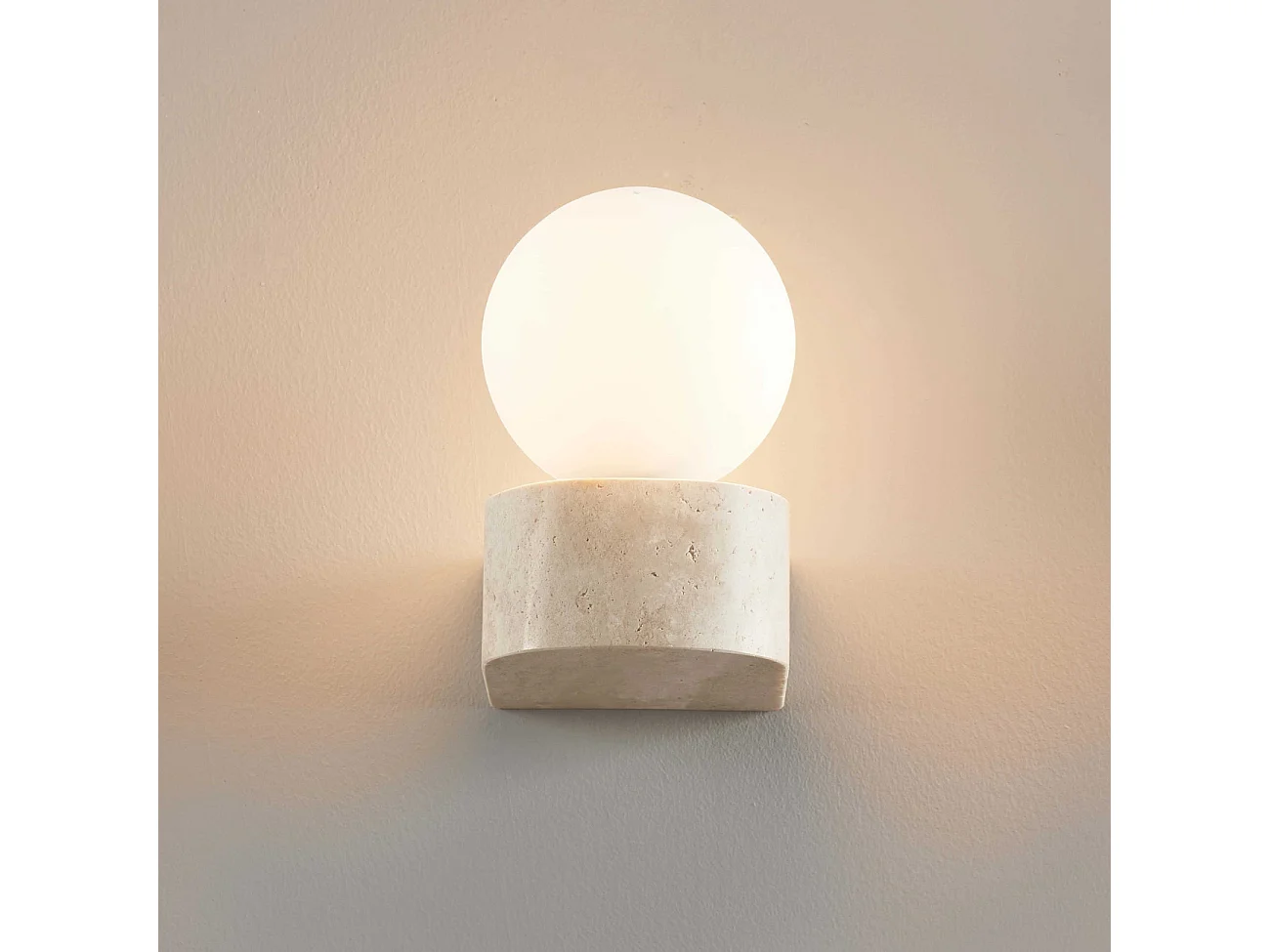 Applique murale sphérique en verre blanc sur socle en pierre - Oriane