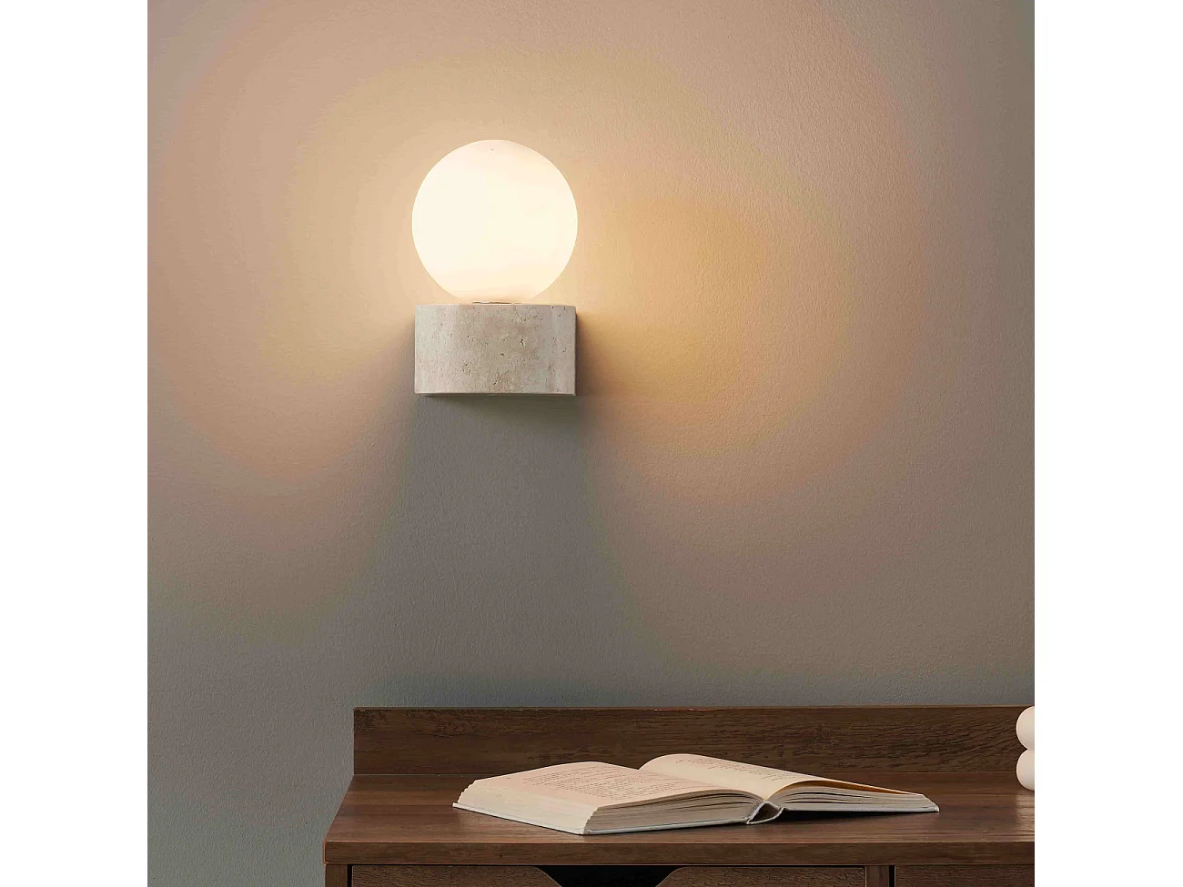 Applique murale sphérique en verre blanc sur socle en pierre - Oriane