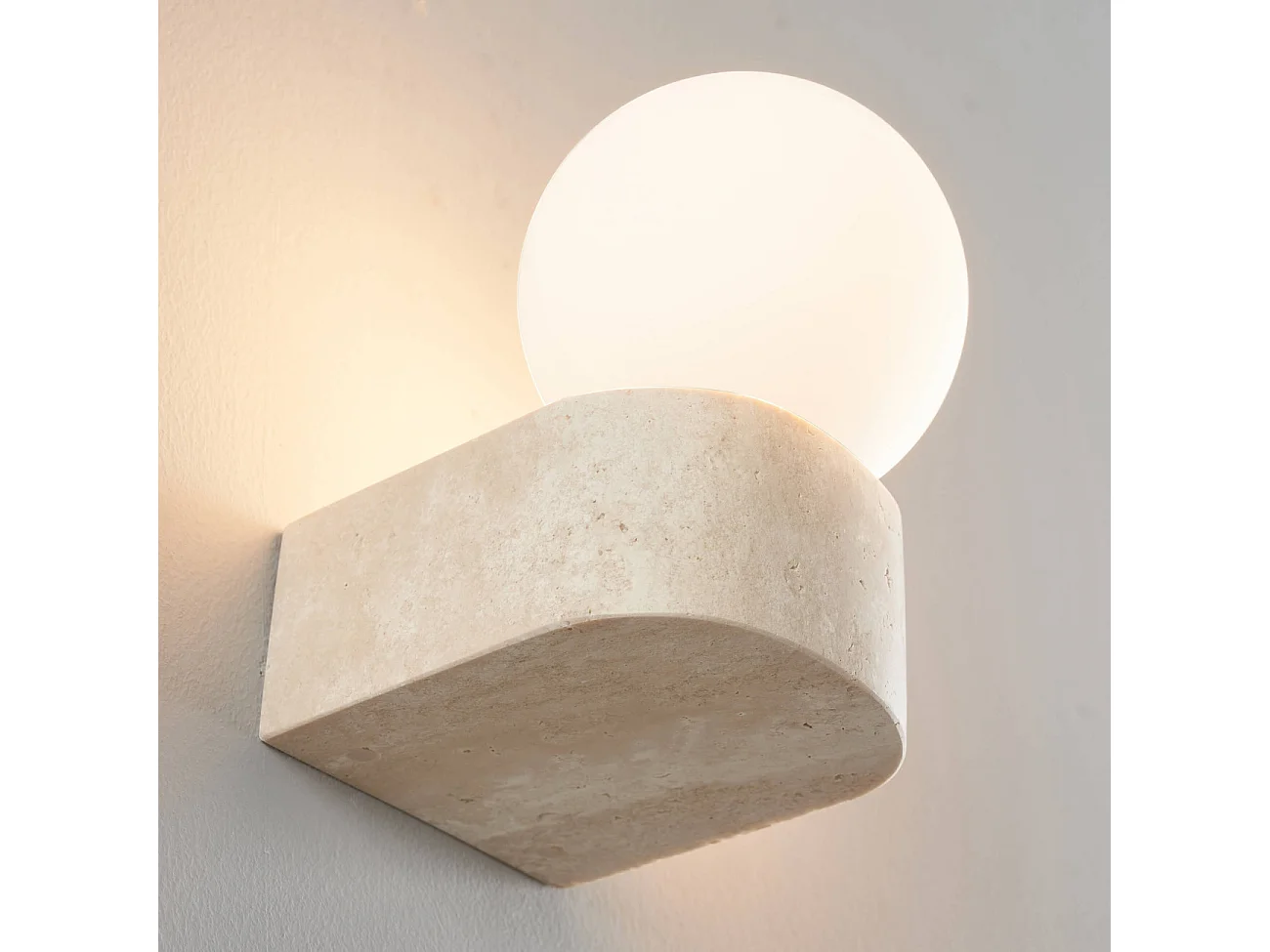 Applique murale sphérique en verre blanc sur socle en pierre - Oriane