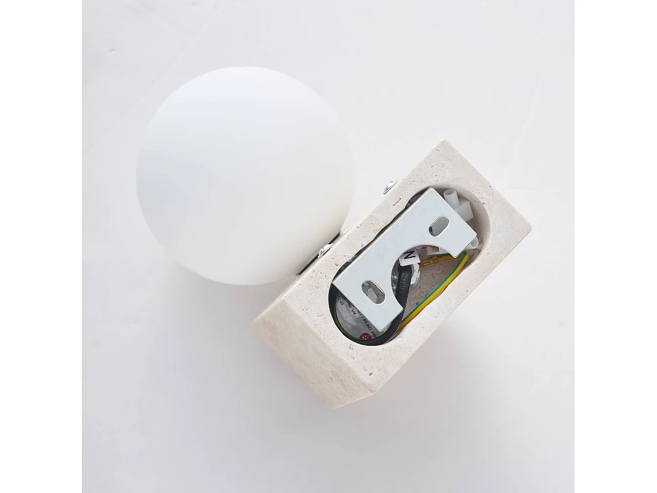 Applique murale sphérique en verre blanc sur socle en pierre - Oriane