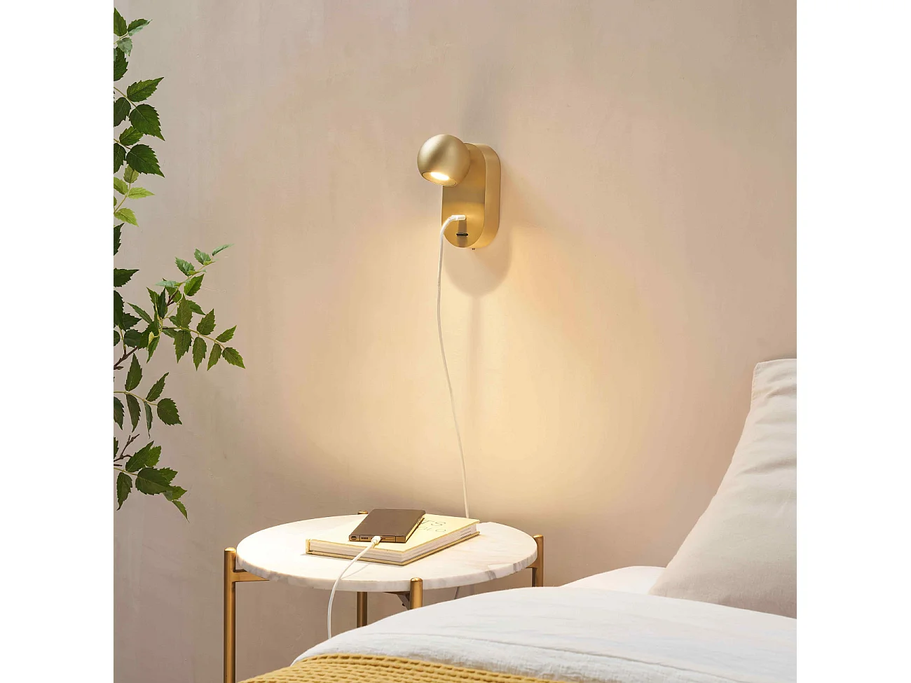 Applique murale LED dorée chic avec chargeur Type-C et interrupteur – Yvan