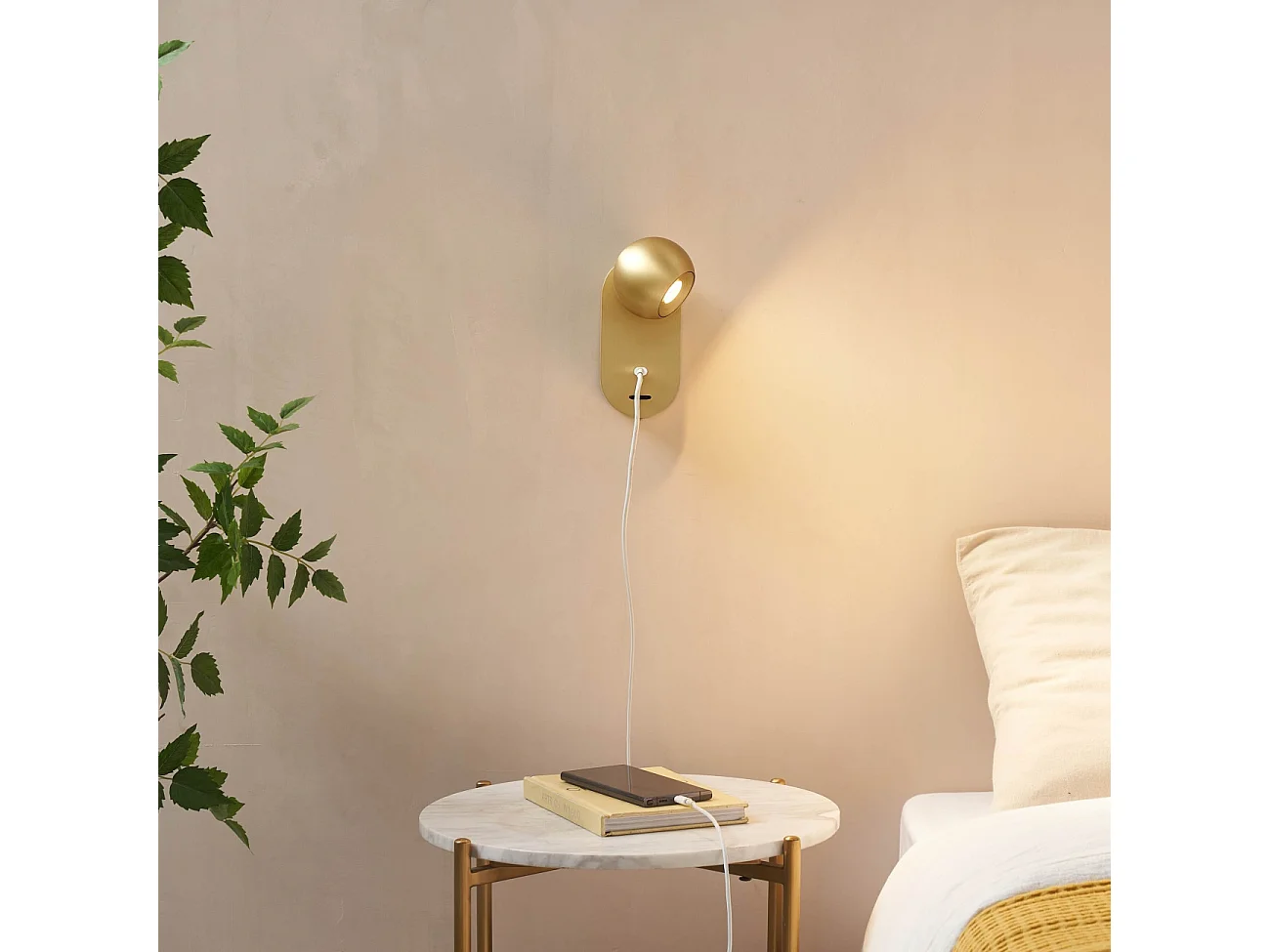 Applique murale LED dorée chic avec chargeur Type-C et interrupteur – Yvan
