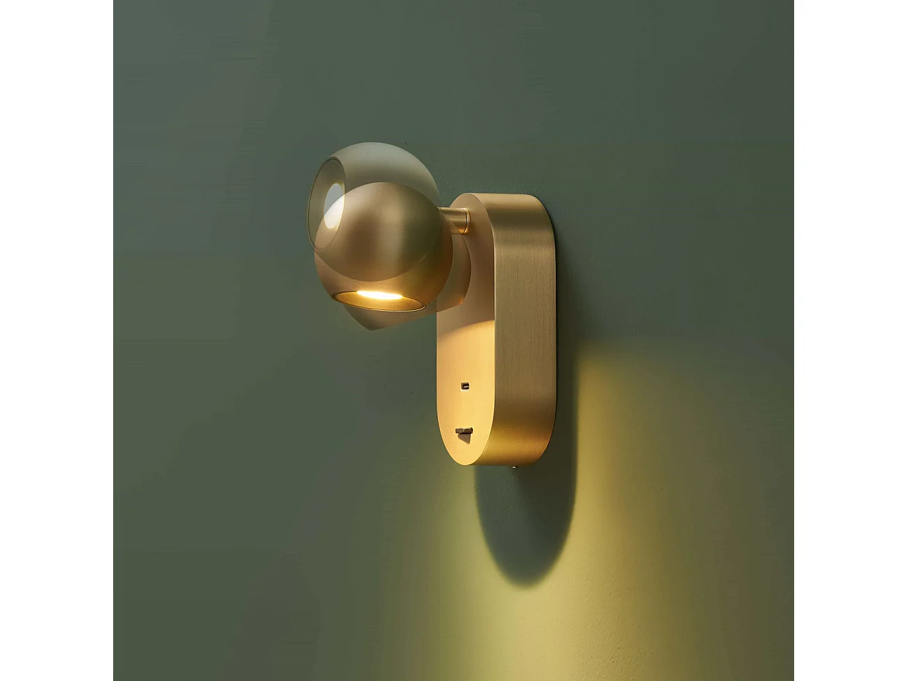 Applique murale LED dorée chic avec chargeur Type-C et interrupteur – Yvan