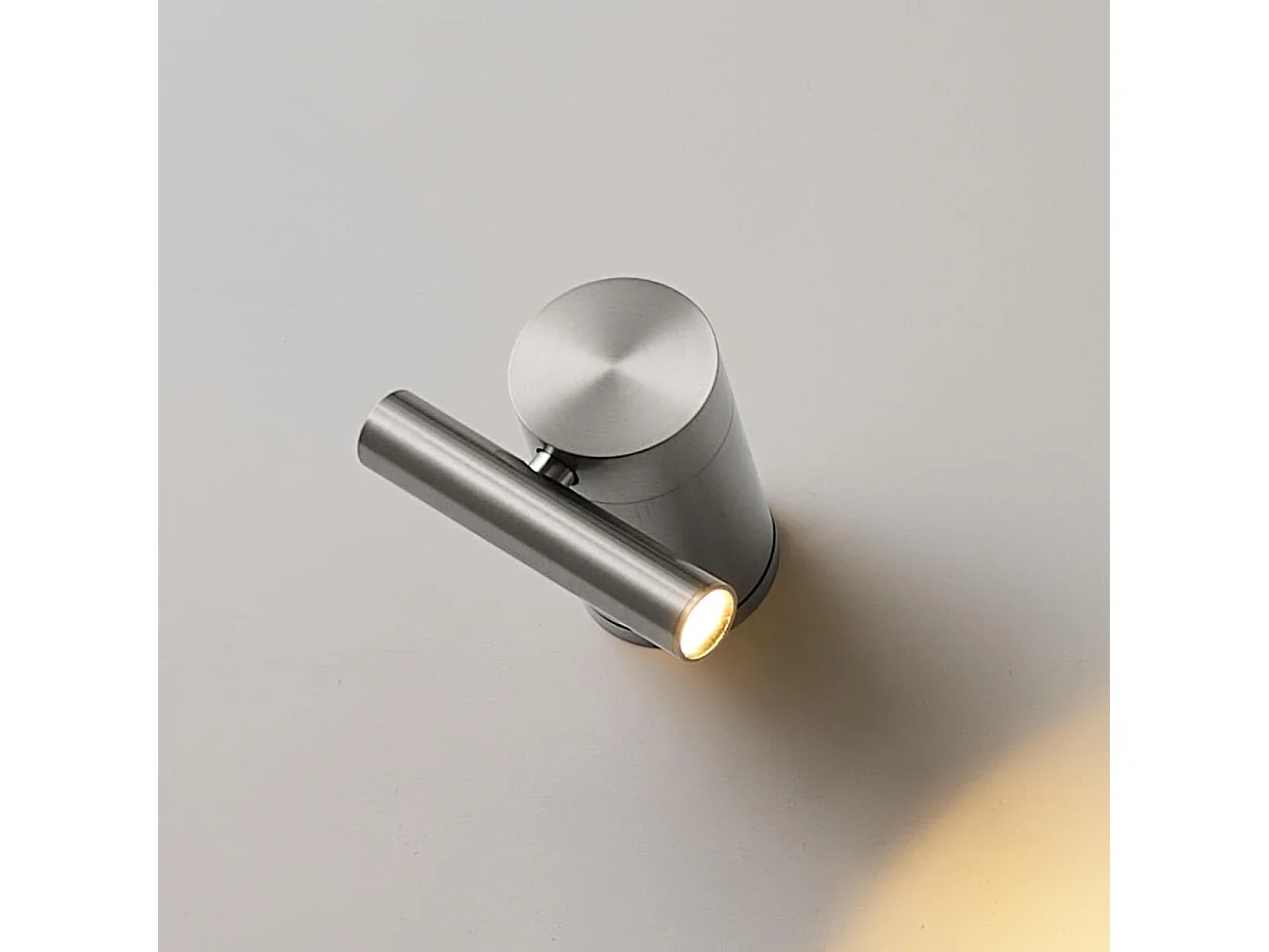 Applique liseuse orientable et dimmable design chromé - Isévia