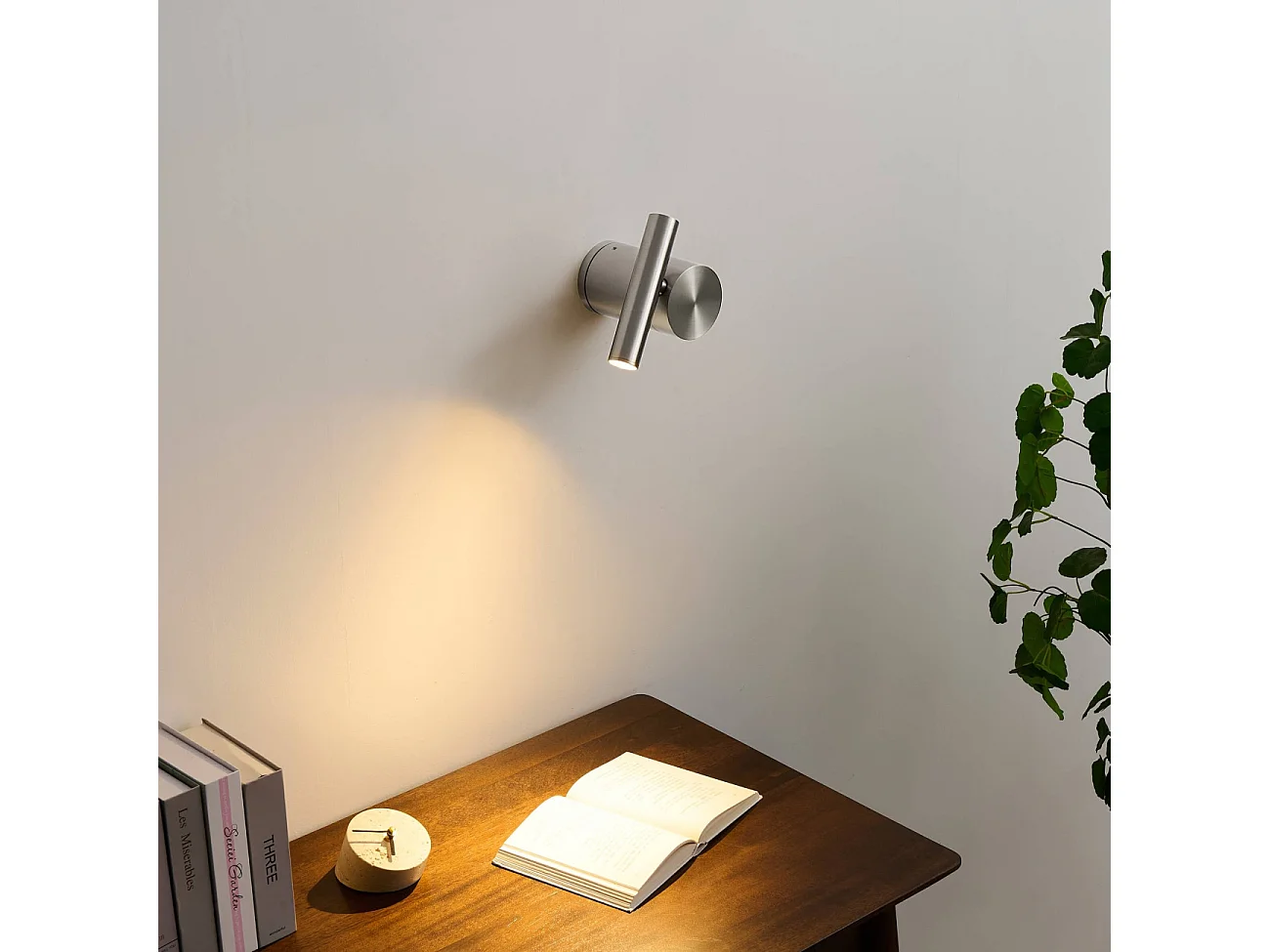 Applique liseuse orientable et dimmable design chromé - Isévia