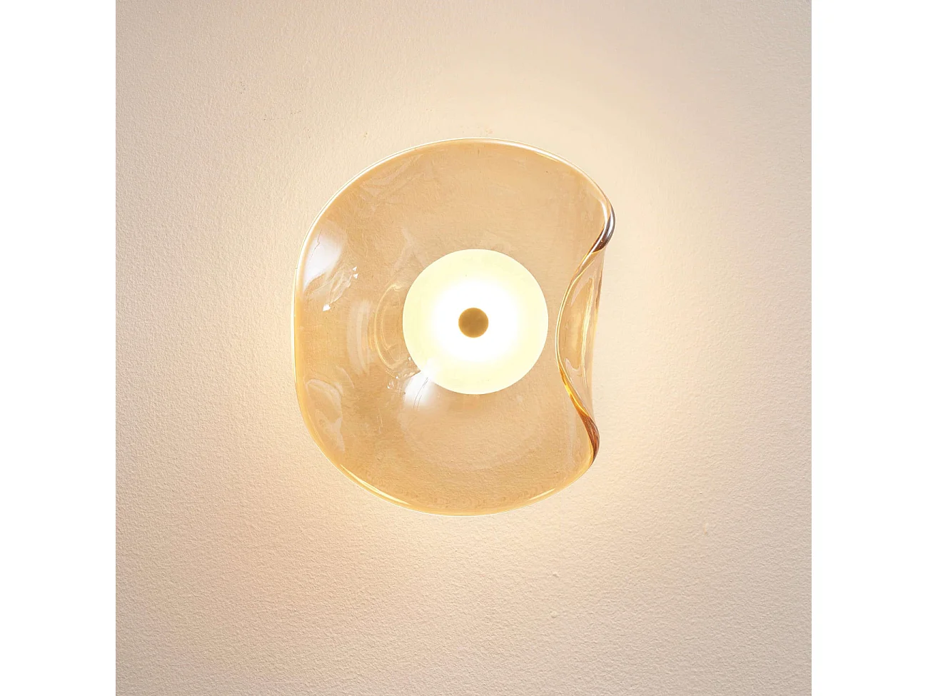 Applique murale ambrée avec diffuseur en verre et LED intégrée  - Lysa
