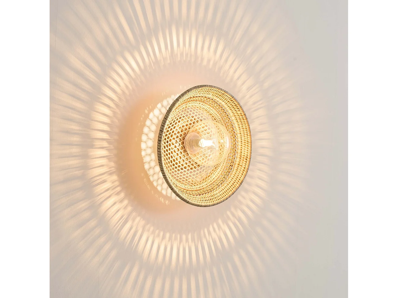 Applique ou plafonnier moderne en rotin jolis reflets décoratifs - Serelina