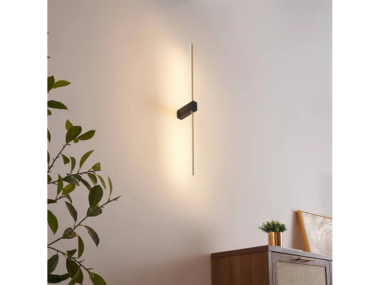 Applique LED minimaliste socle noir et tige laiton 80 cm - Edeline