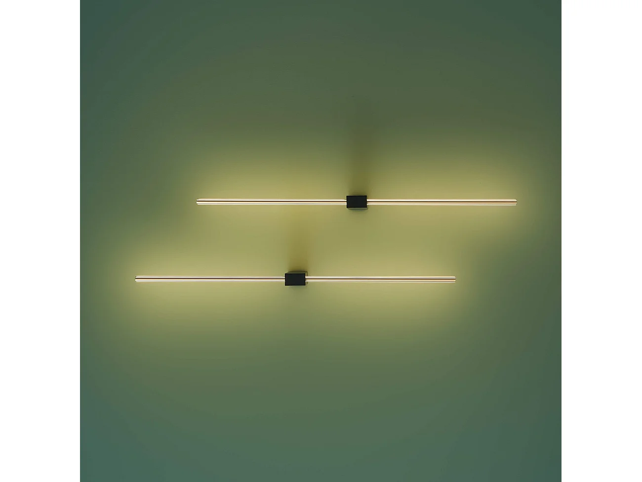 Applique LED minimaliste socle noir et tige laiton 80 cm - Edeline