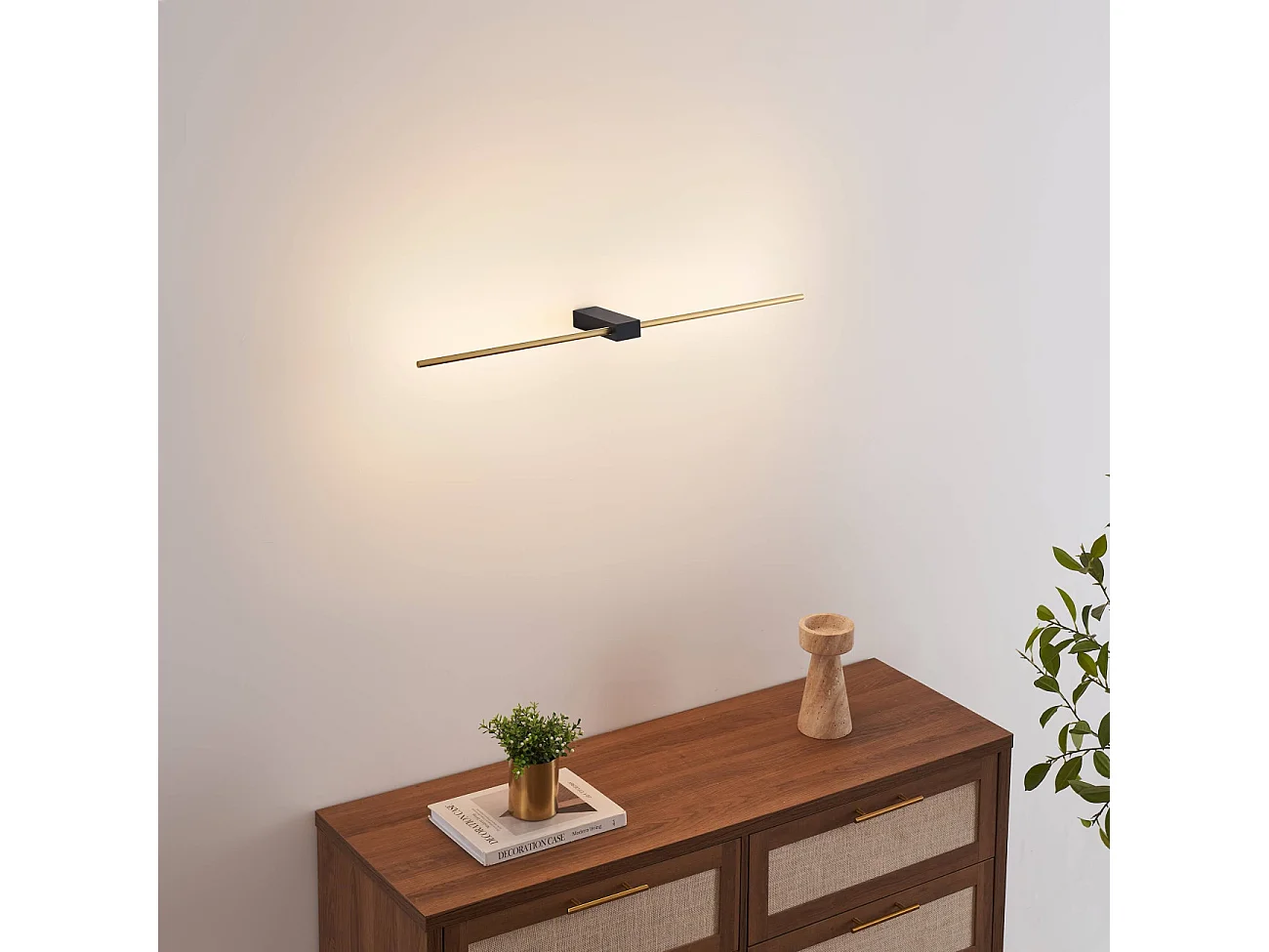 Applique LED minimaliste socle noir et tige laiton 80 cm - Edeline