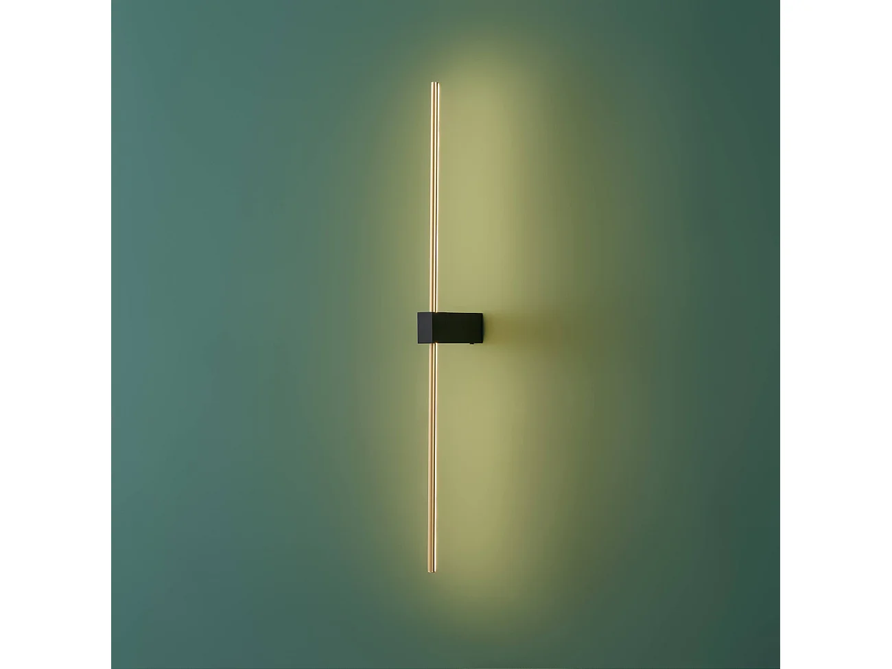 Applique LED minimaliste socle noir et tige laiton 80 cm - Edeline