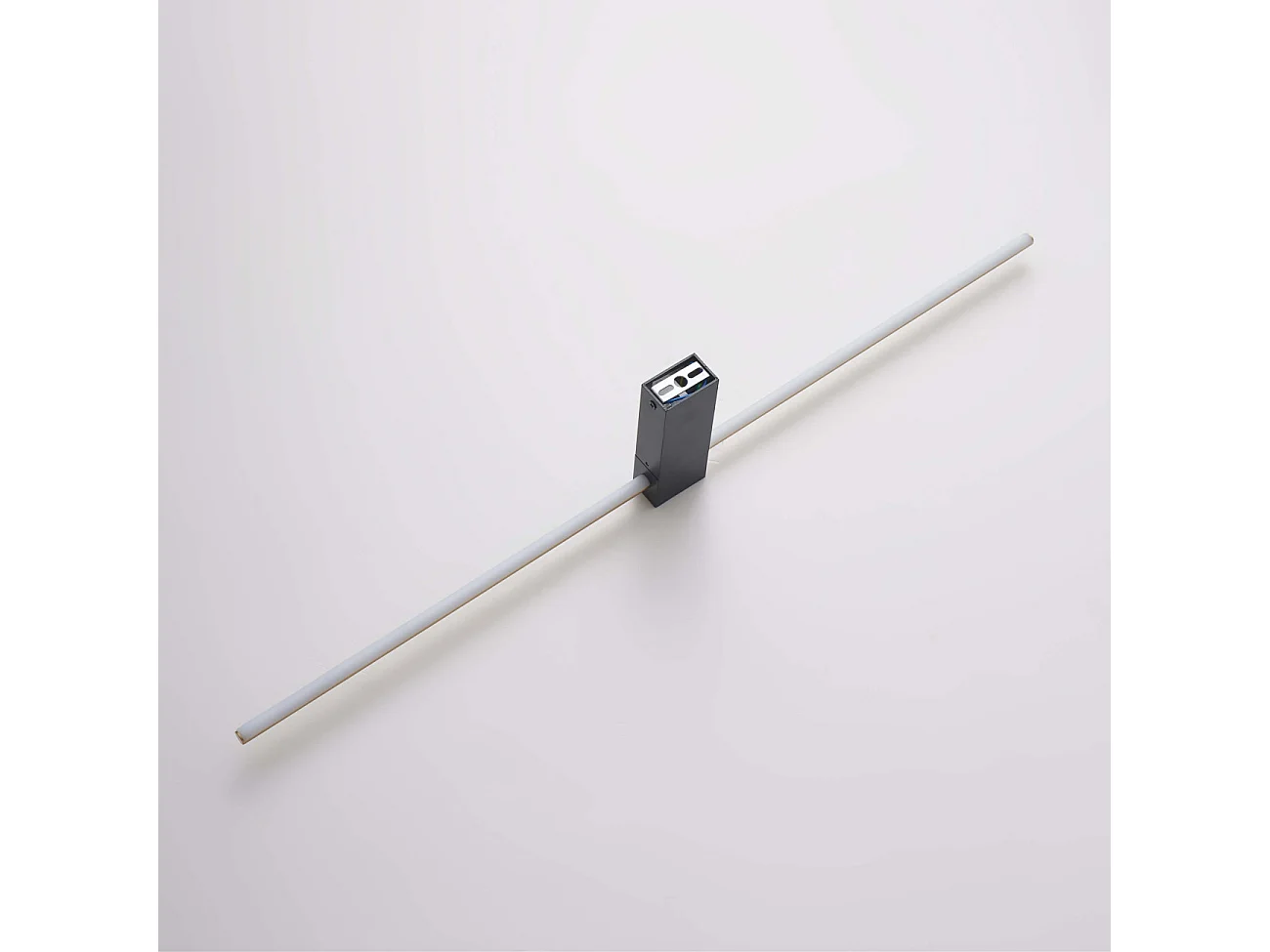 Applique LED minimaliste socle noir et tige laiton 80 cm - Edeline