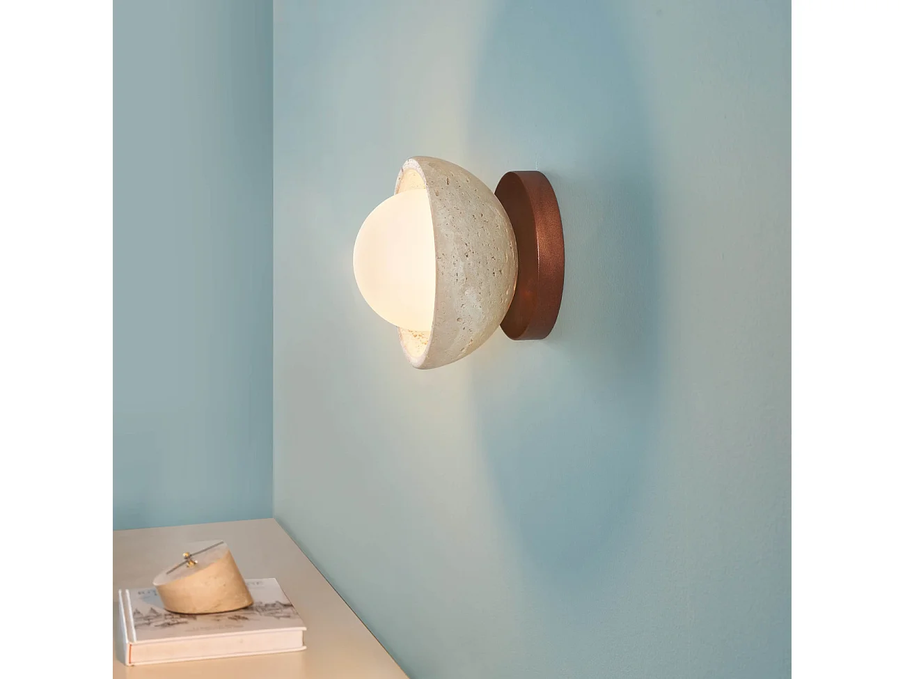 Petit éclairage en pierre naturelle bois et verre rond dépoli - Pietra