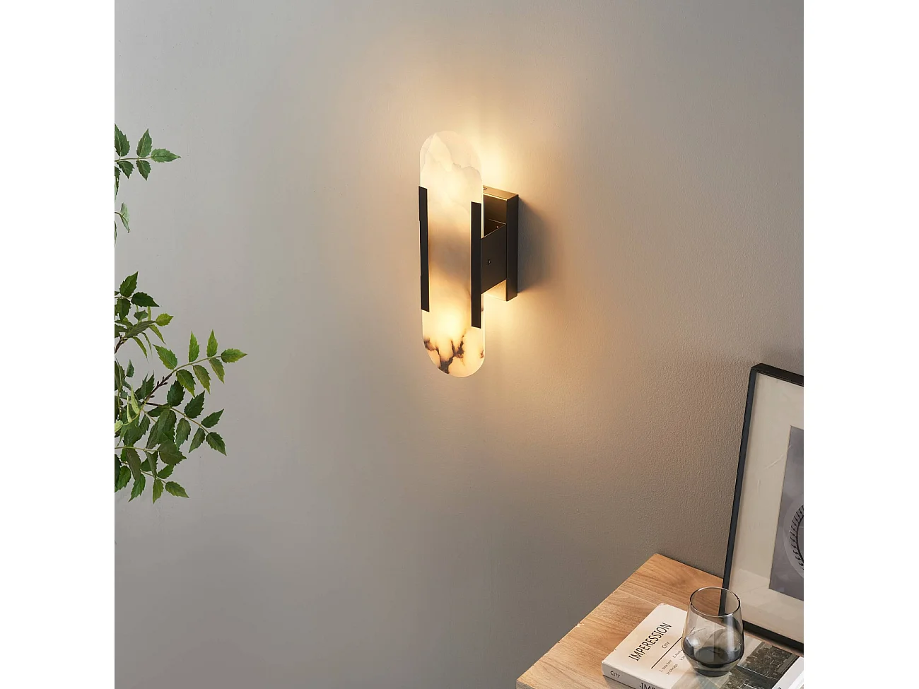 Applique chic métal noir et albâtre effet marbré - Enola