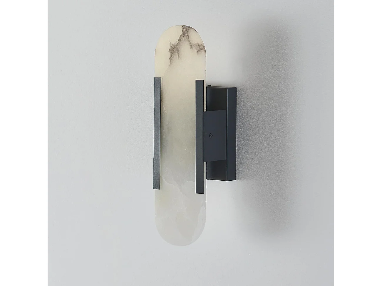 Applique chic métal noir et albâtre effet marbré - Enola