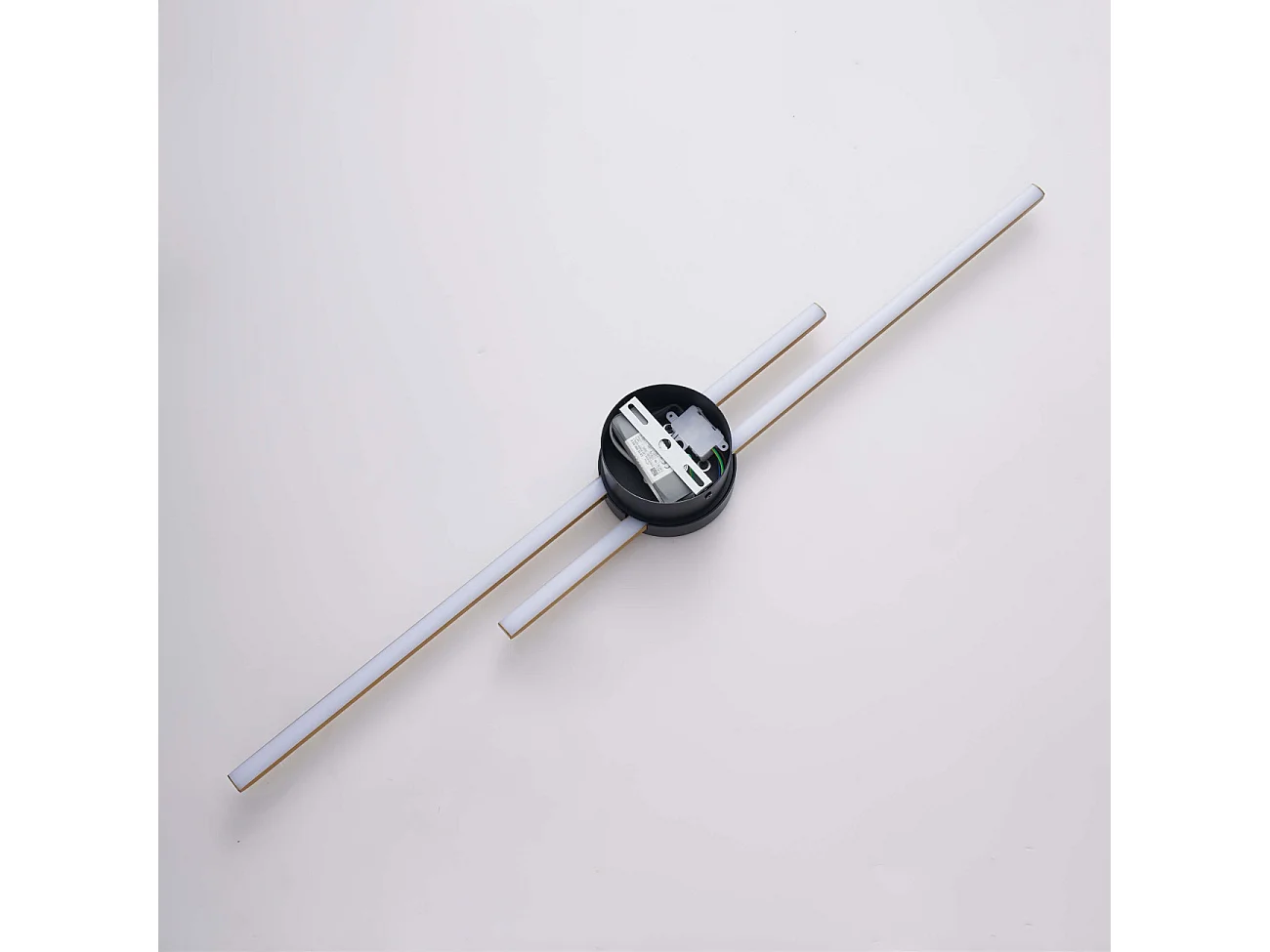 Grande applique laiton socle noir aux lignes épurées 89 cm - Pia