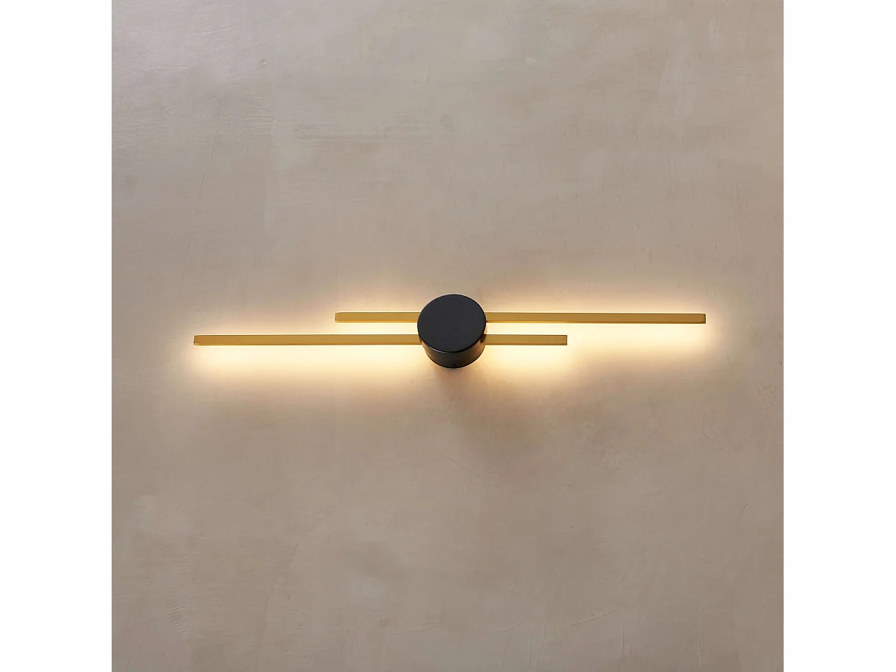 Grande applique laiton socle noir aux lignes épurées 89 cm - Pia