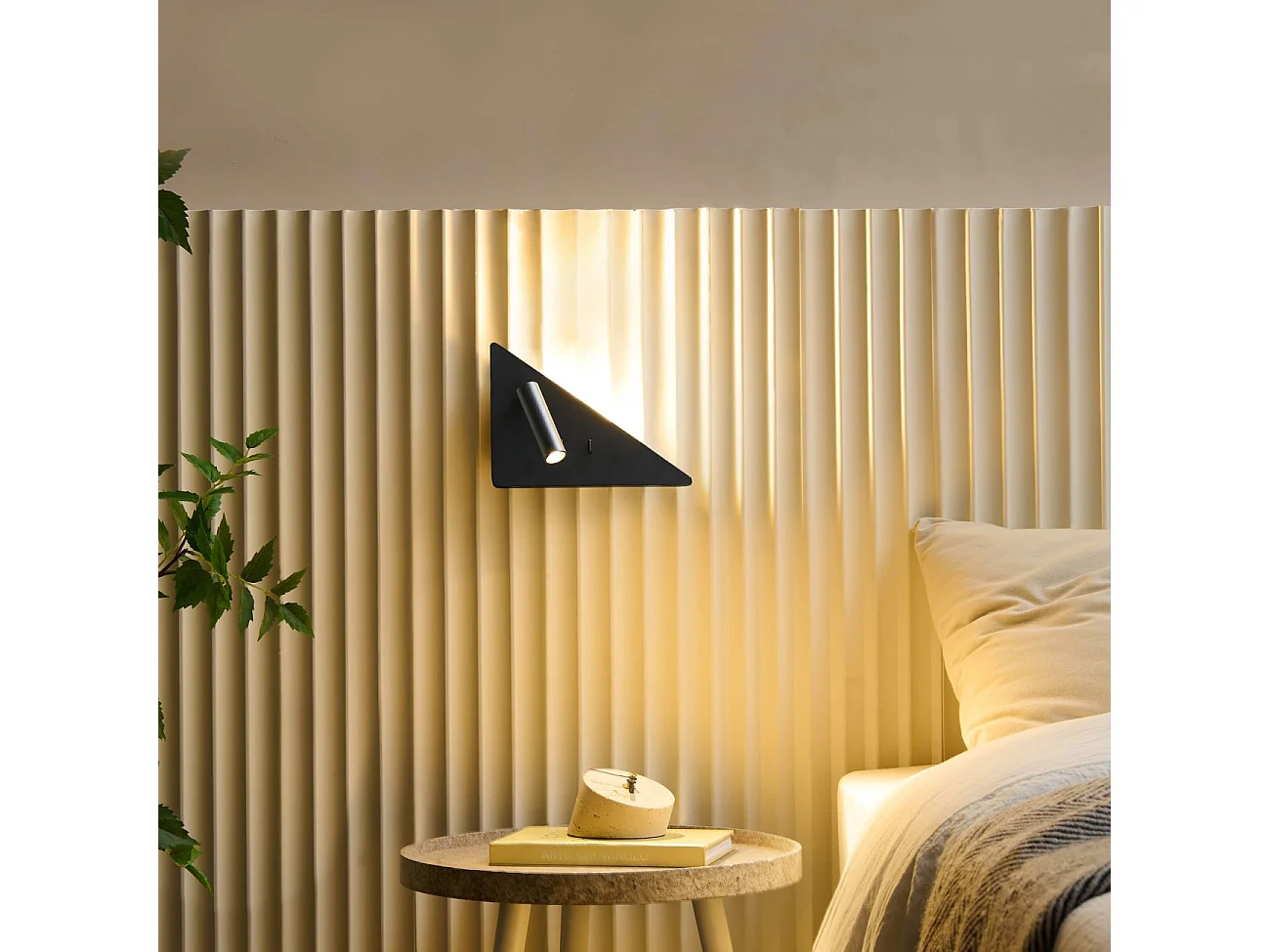 Applique noire triangle LED avec liseuse et angle droit à gauche - Elaris Type B