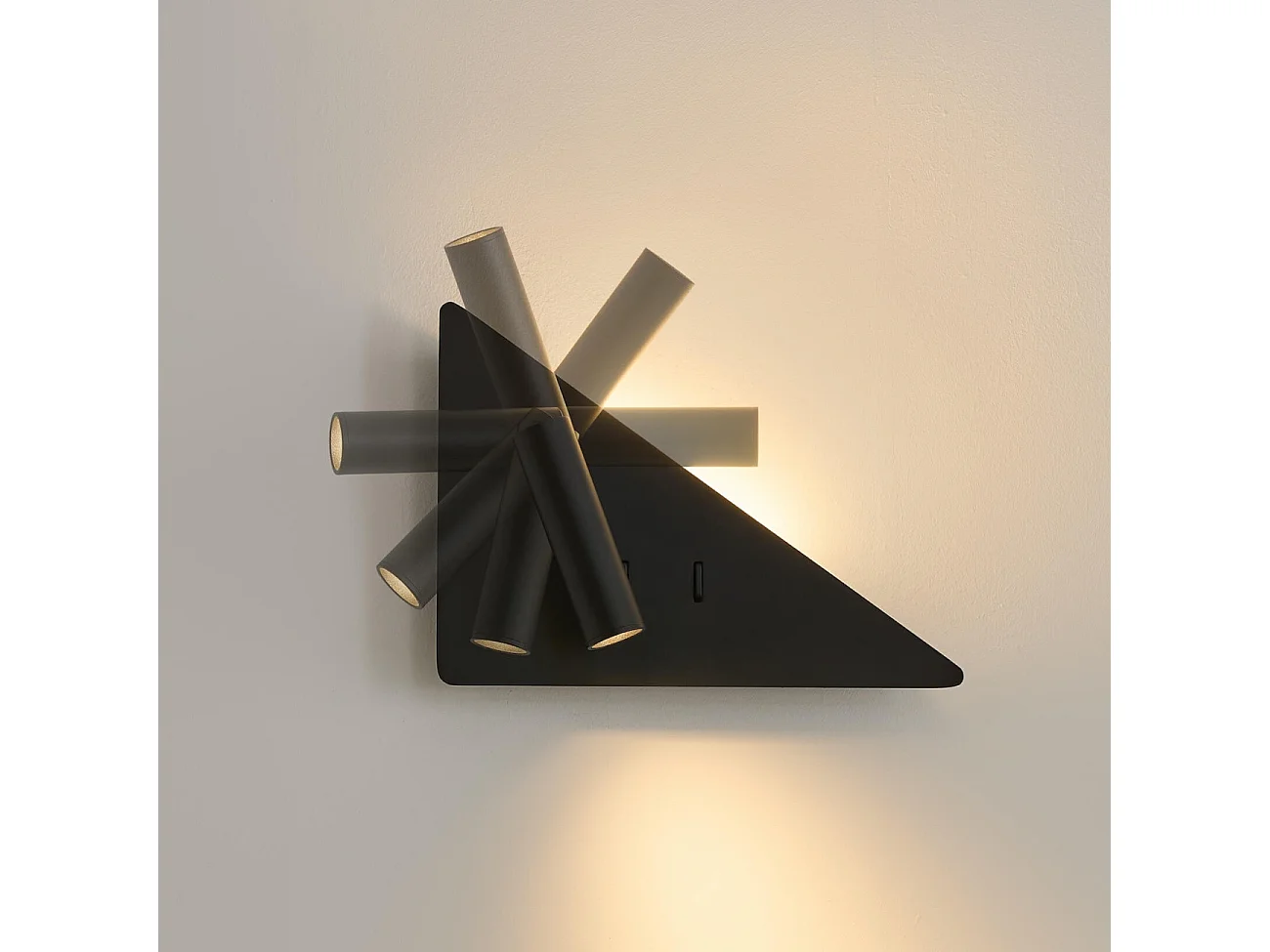 Applique noire triangle LED avec liseuse et angle droit à gauche - Elaris Type B