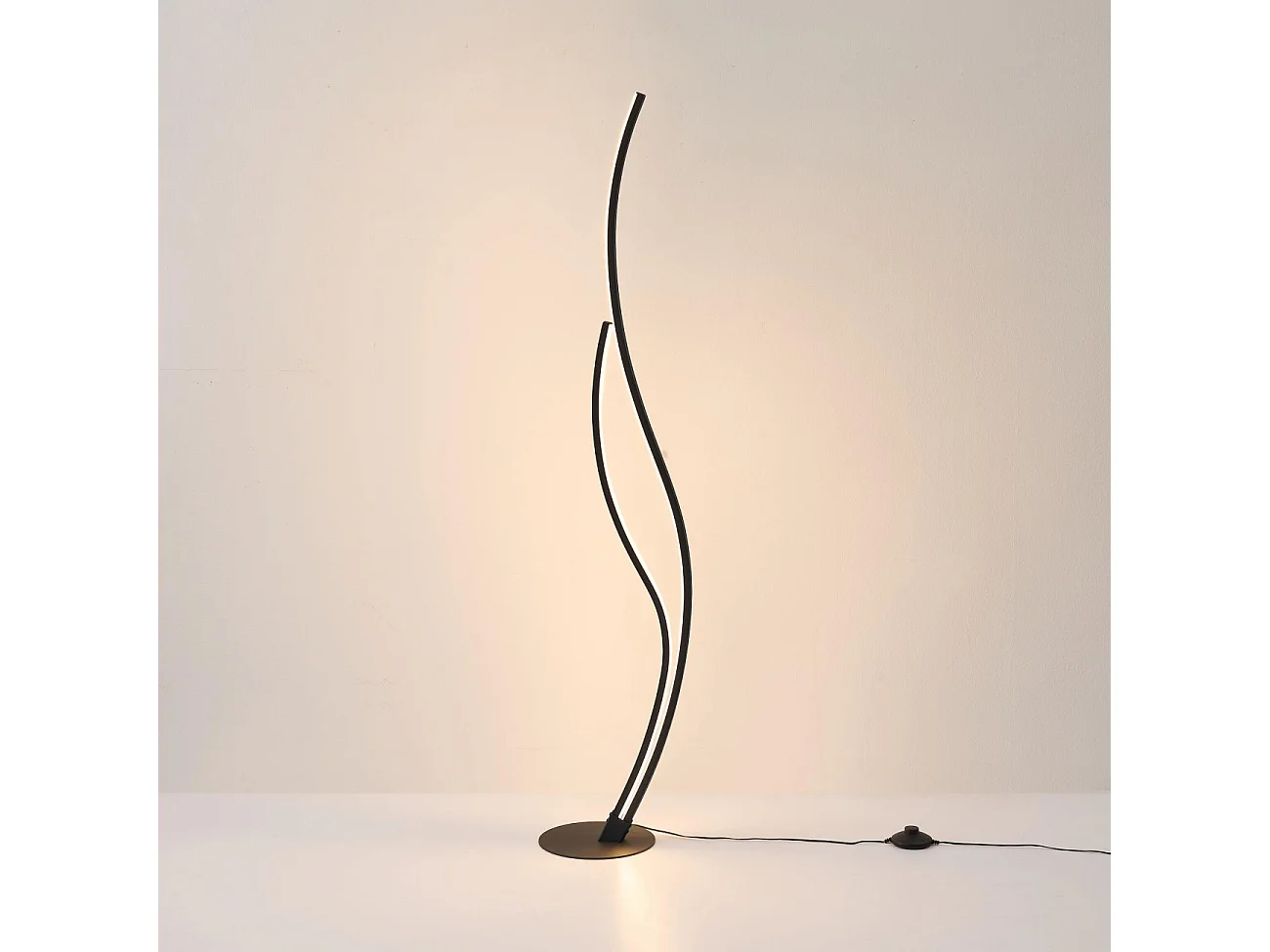 Lampadaire LED noir aux lignes ondulées dimmable - Ysoria