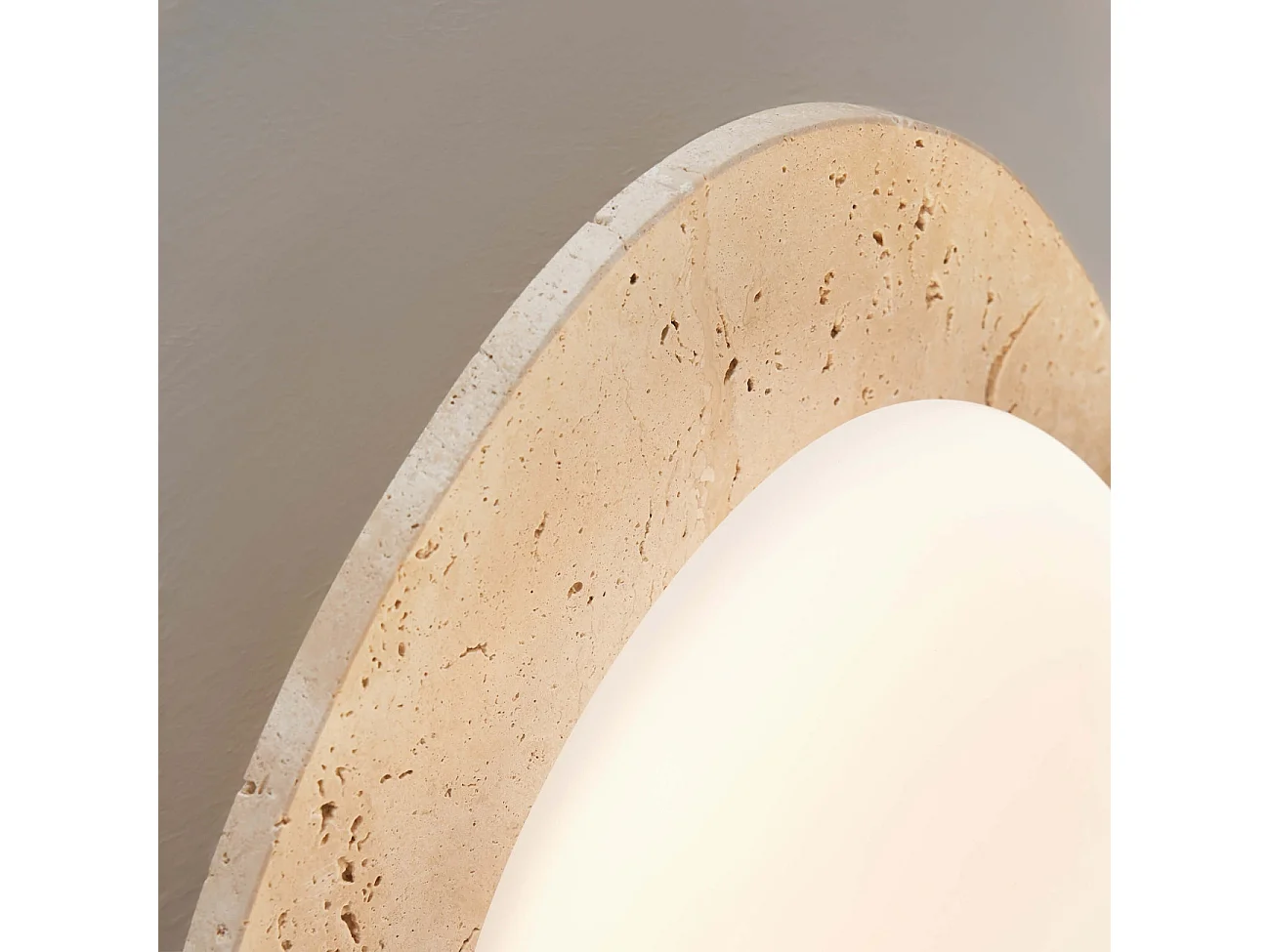 Applique ou plafonnier rond LED en travertin beige avec diffuseur blanc  - Nyméria