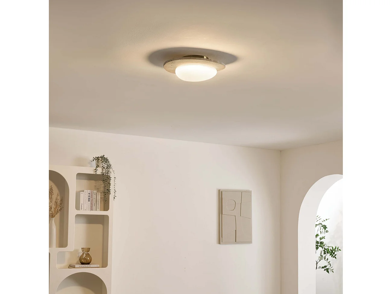 Applique ou plafonnier rond LED en travertin beige avec diffuseur blanc  - Nyméria